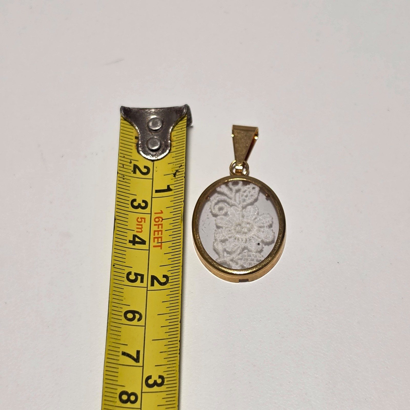 Vintage costume Gold Tone Floral Lace Oval Pendant Necklace.b6 image 3