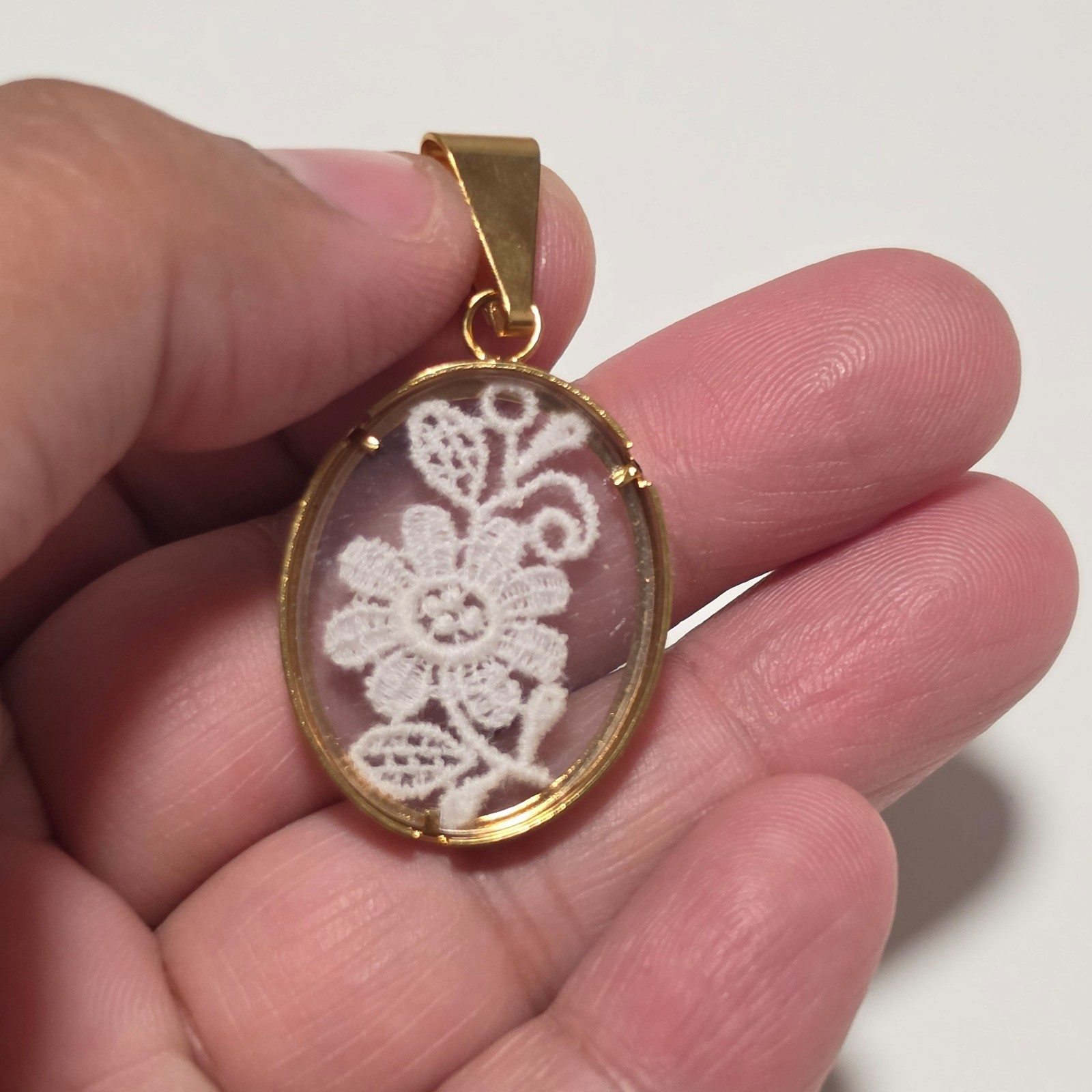 Vintage costume Gold Tone Floral Lace Oval Pendant Necklace.b6 image 4