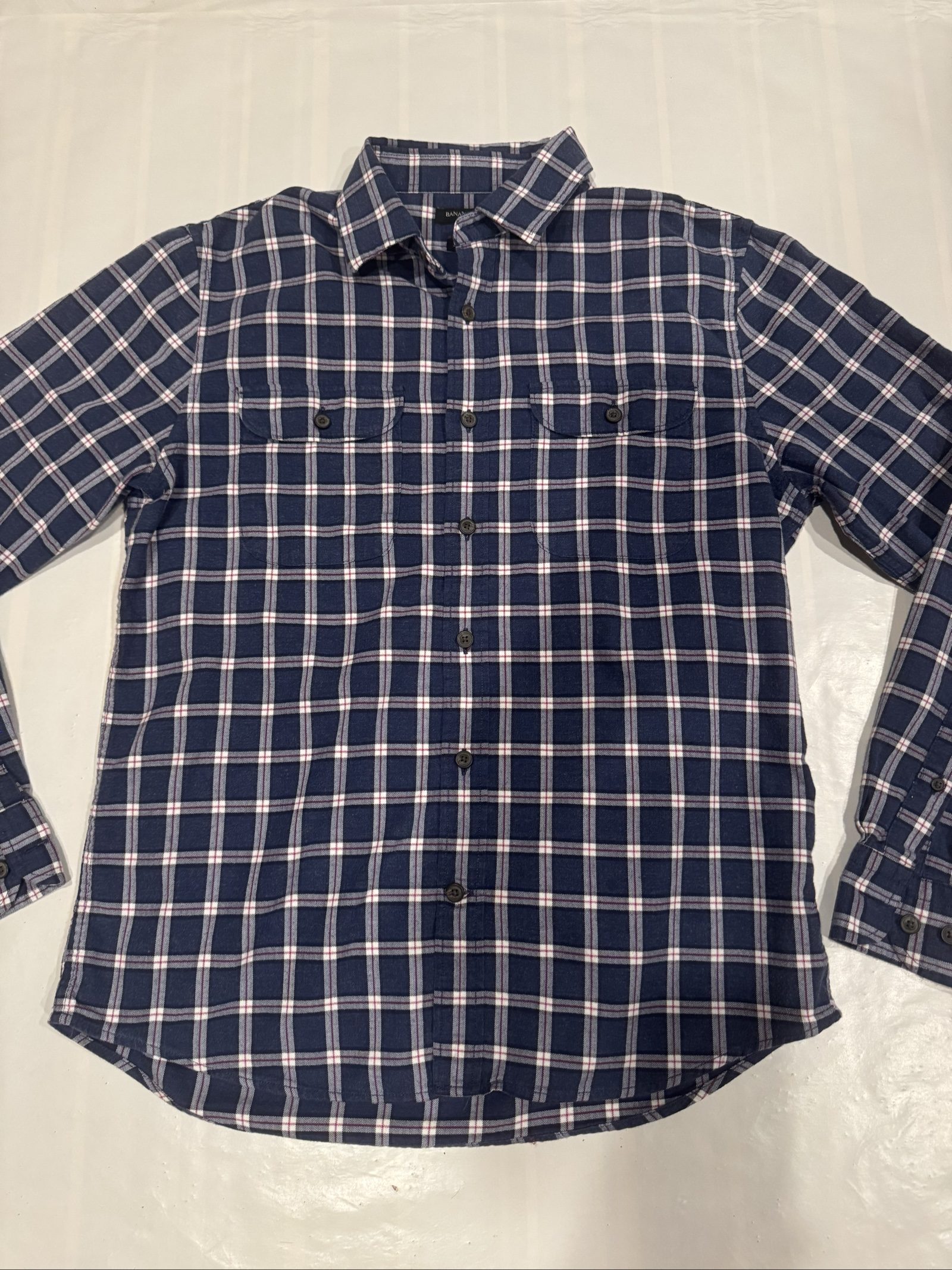 Men’s Banana Republic Luxe Flannel Untucked Slim Fit Plaid Button-Down Shirt – Navy Blue White Red – Medium