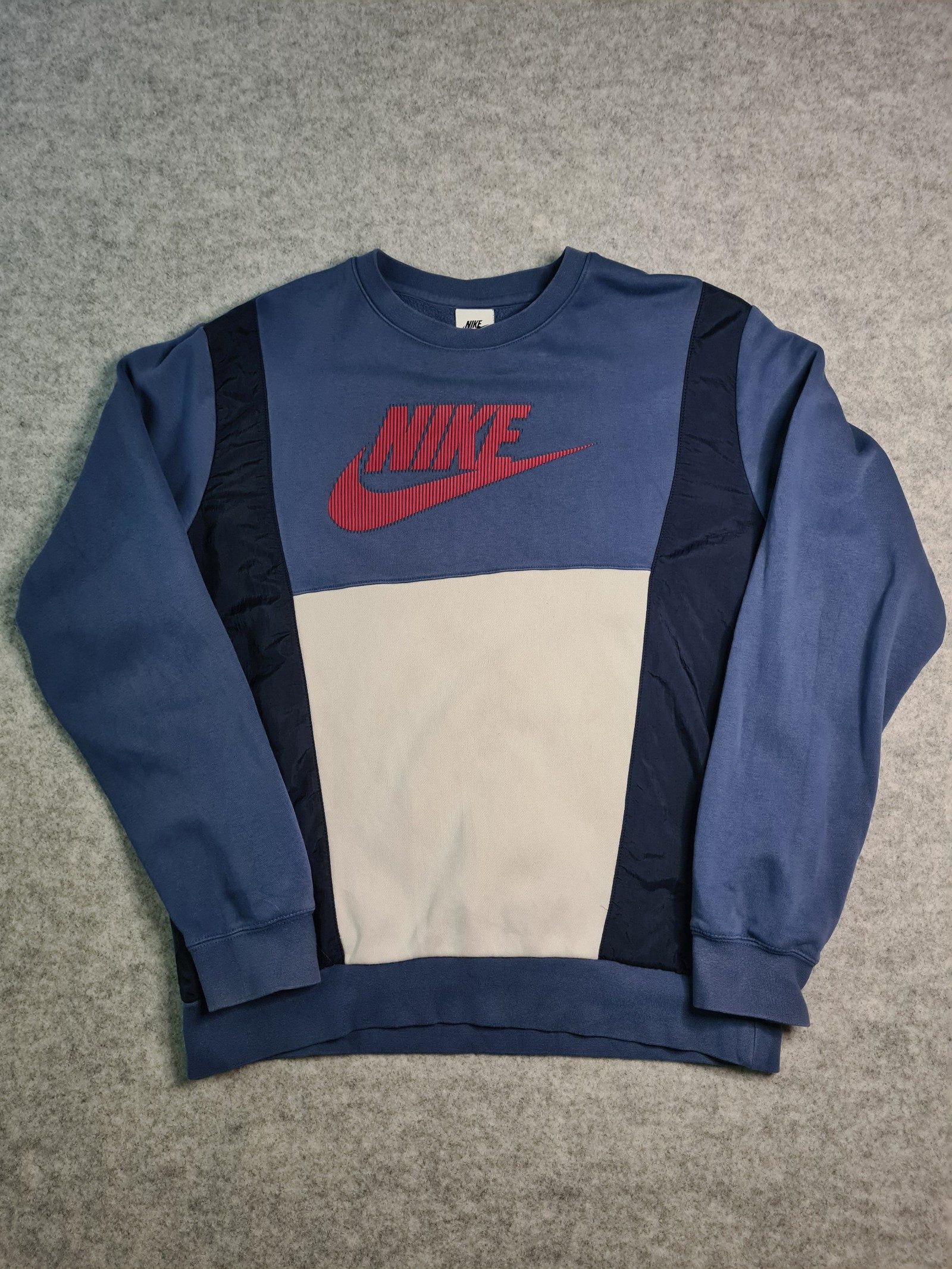 Nike Men’s Blue Beige Navy Crew Neck Sweatshirt Medium Red Logo 1143