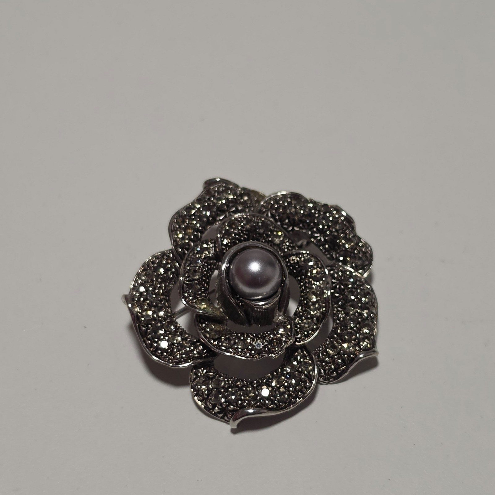 Silver-tone Flower Brooch with Faux Pearl.b6