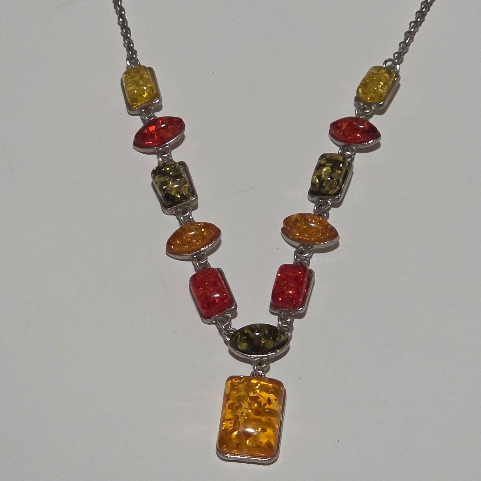 Multi Colour Silver Tone Necklace.b6