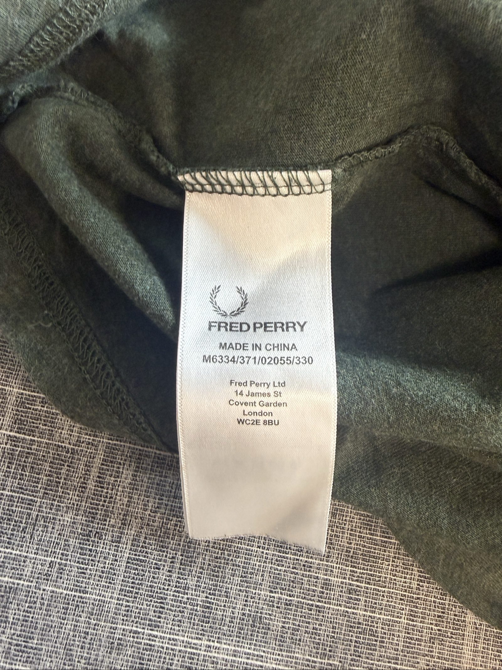 Fred Perry Men's Green T-Shirt Medium Classic Logo image 4