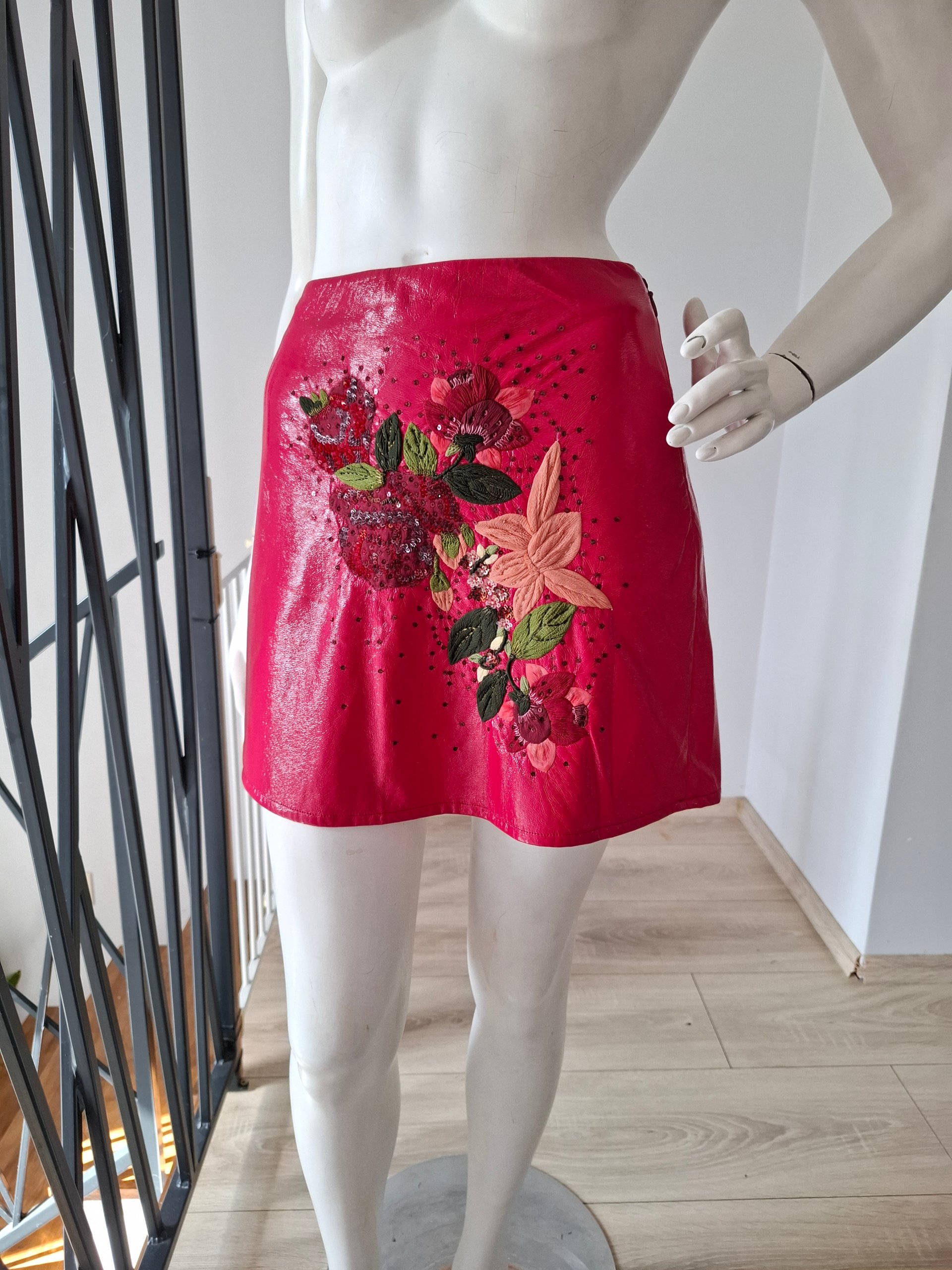 New Elisabetta Franchi Patent Faux Leather Floral Embroidered Mini Skirt Red Size S image 4