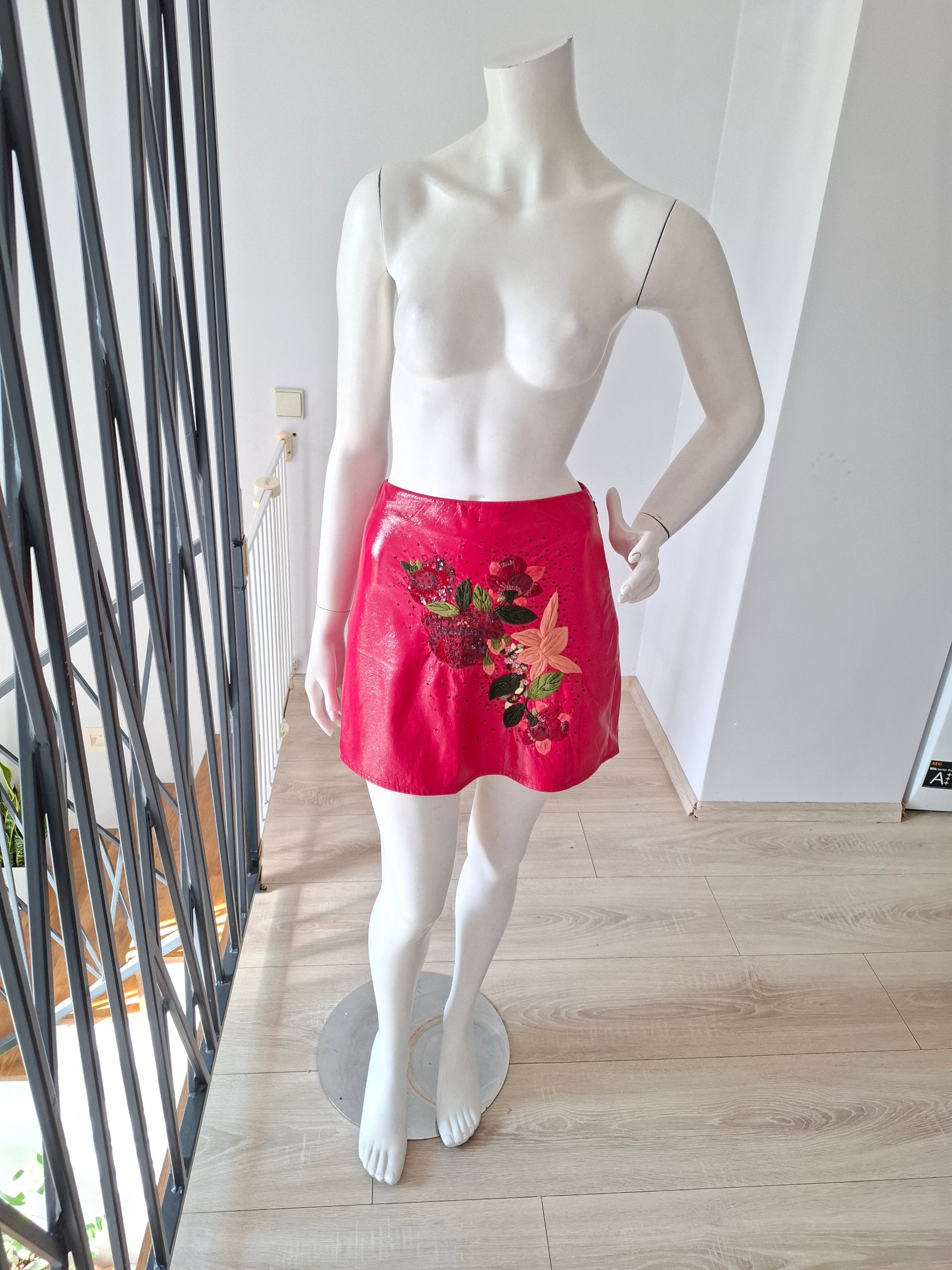 New Elisabetta Franchi Patent Faux Leather Floral Embroidered Mini Skirt Red Size S image 6