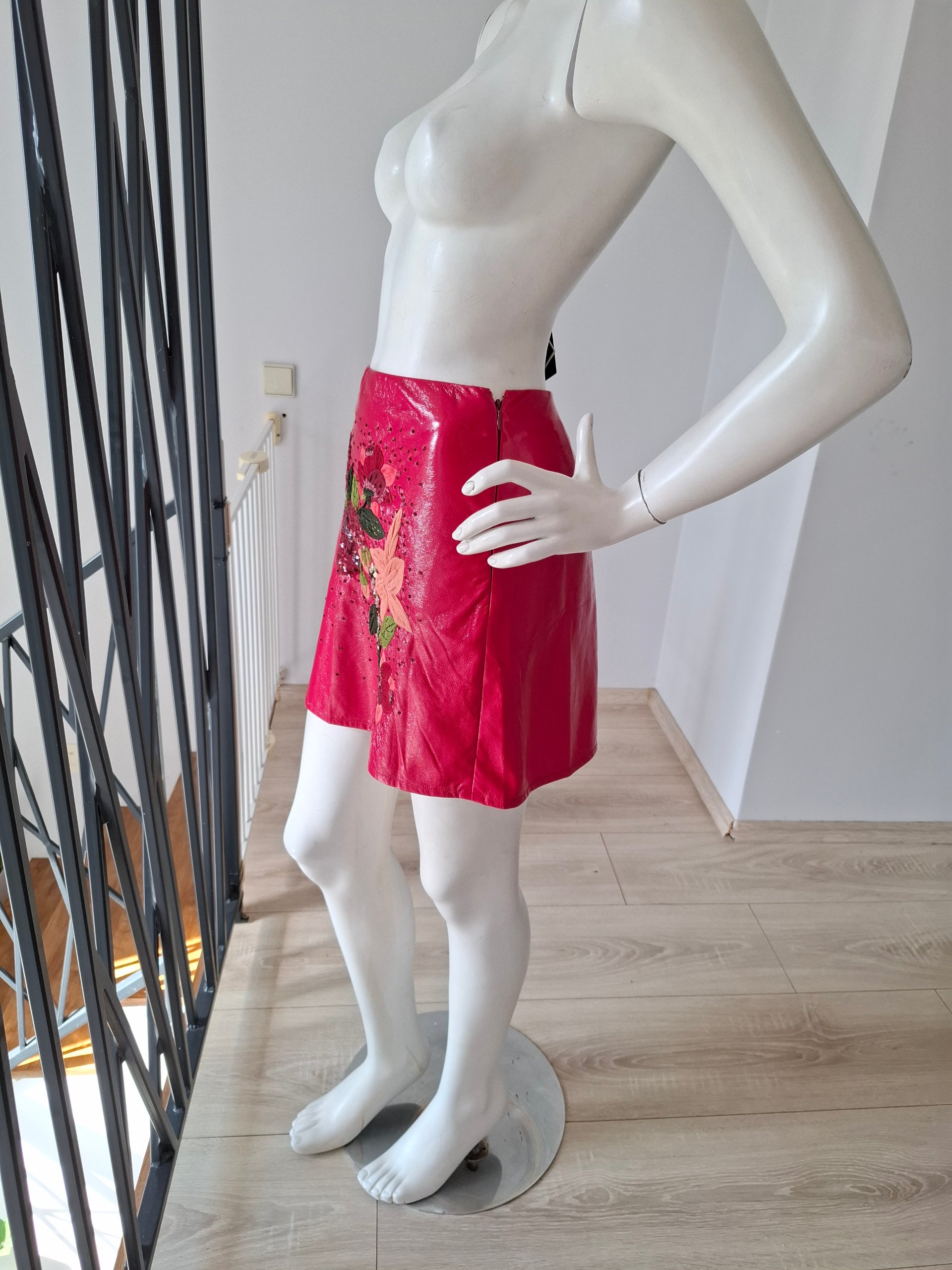 New Elisabetta Franchi Patent Faux Leather Floral Embroidered Mini Skirt Red Size S image 7