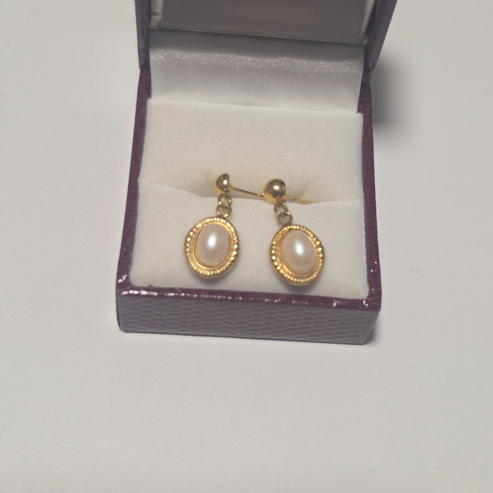 Costumw Gold Tone & Pearl Oval Drop Earrings.b7