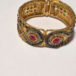 Vintage costume Gold-Tone Multi-Colour Stone Detail Bracelet.b7