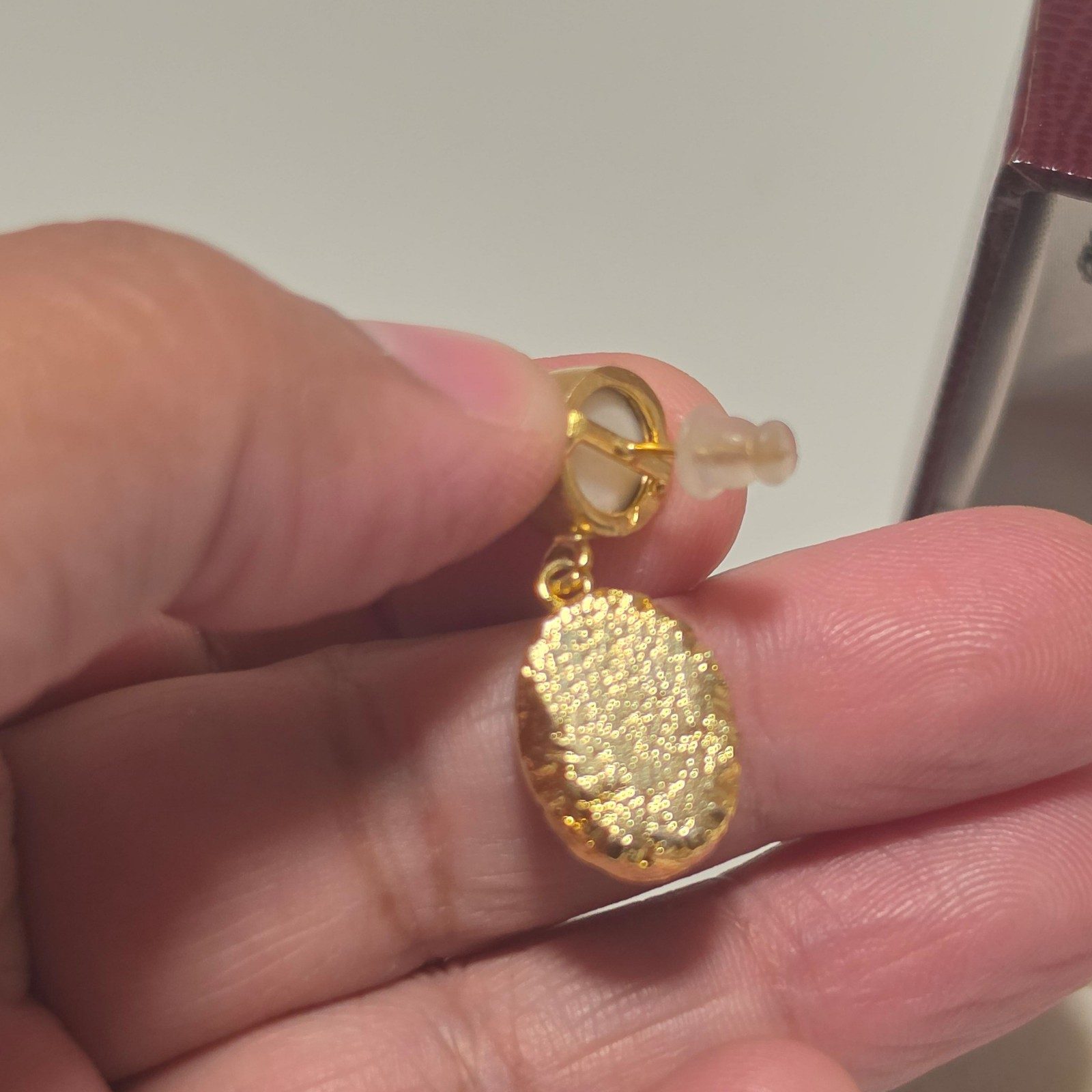 Pearl & Black Textured Drop Earrings Gold Tone 5 cm image 3