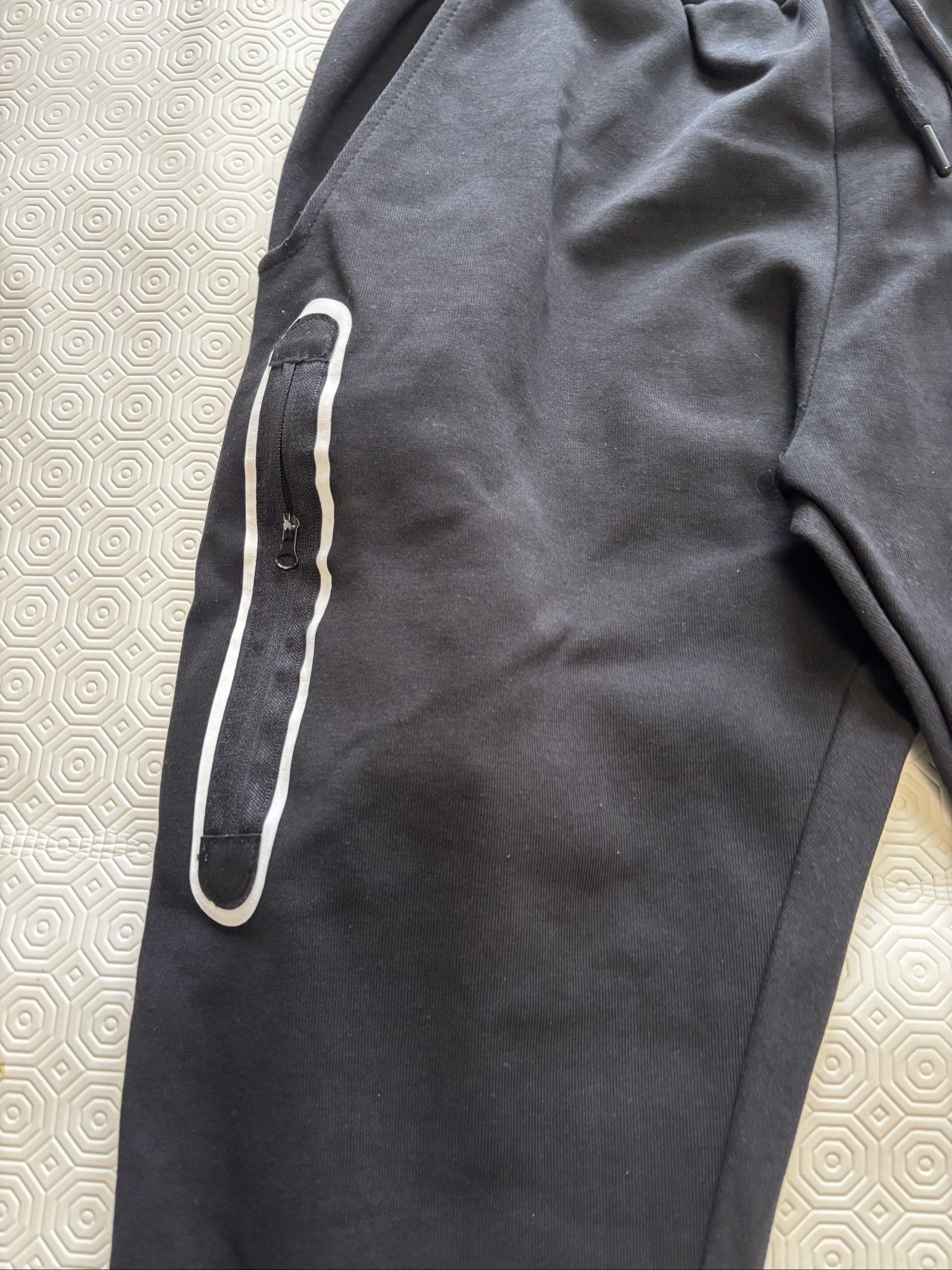 Nike Black youth XL Lightweight Fleece Joggers with Zip Pocket image 2