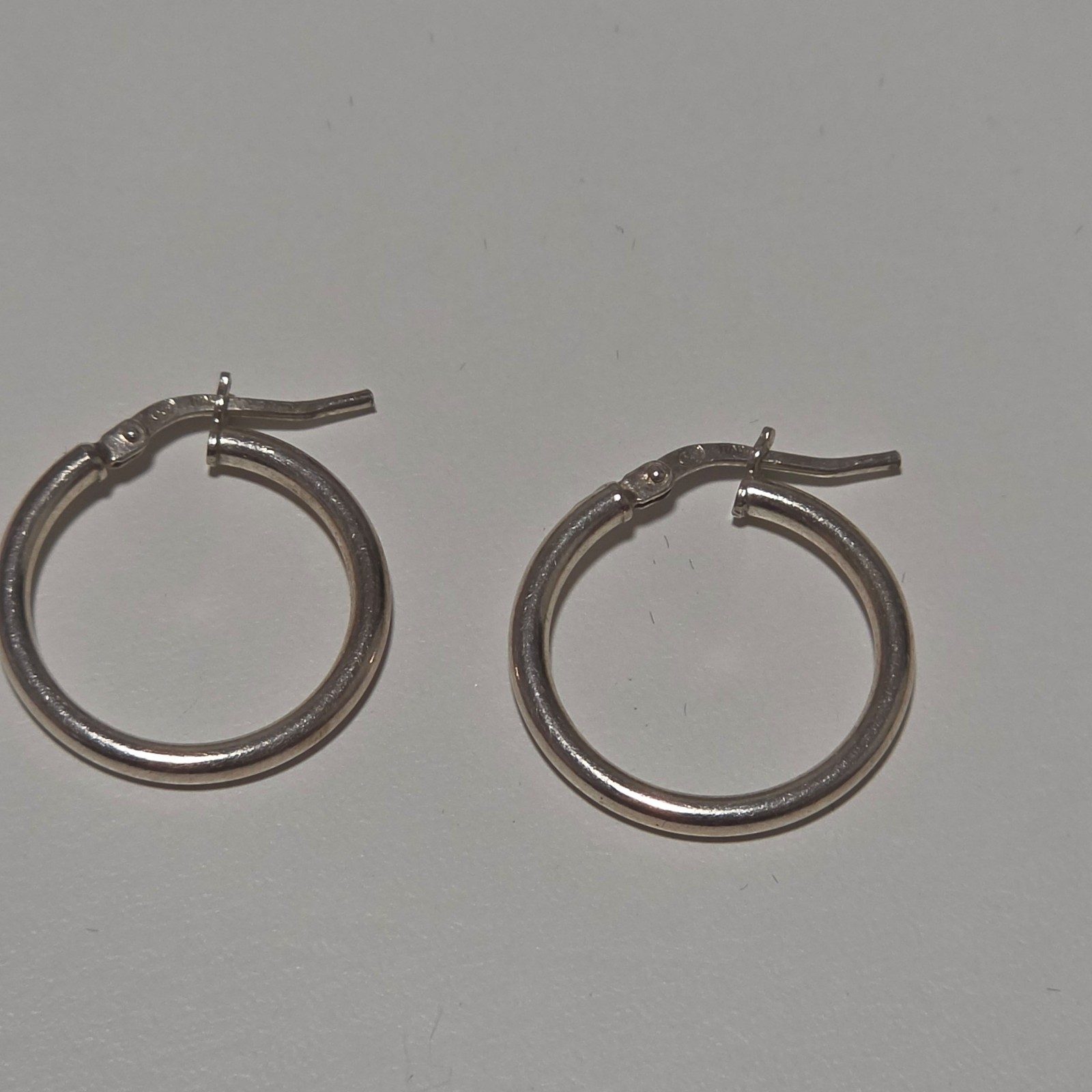 925 Sterling Silver Small Hoop Earrings .b8