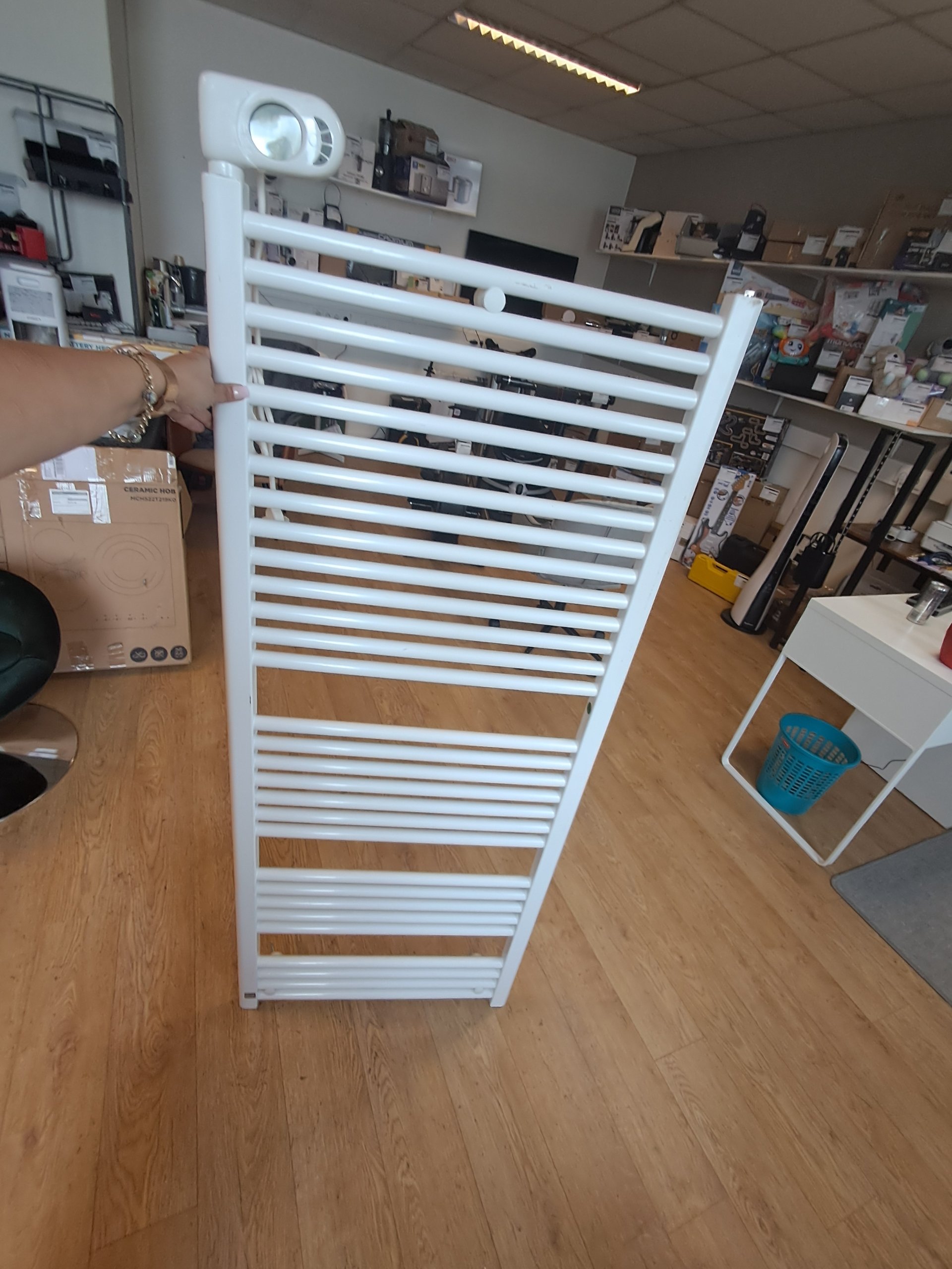 Te koop aangeboden: een krachtige elektrische handdoekradiator van het topmerk Zehnder (type: Musa Eco, 1000 Watt, RAL 9016). Ideaal voor de badkamer, werkt volledig op elektriciteit (stekkerklaar met ingebouwde thermostaat/besturing). ​Staat: Het is een retouritem met enkele l Lichte cosmetische gebruikssporen / krasjes aan de zijkant (zie foto's), maar technisch in uitstekende en werkende staat. ​Inclusief: Inclusief muurbevestiging en toebehoren zoals afgebeeld. ​Nieuwprijs: Ruim €450+ ​Alleen ophaalbaar wegens formaat en gewicht.