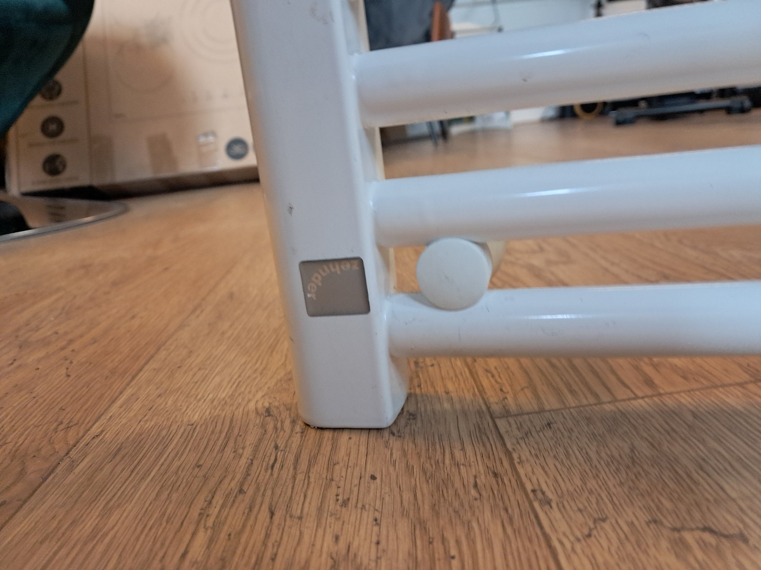 Te koop aangeboden: een krachtige elektrische handdoekradiator van het topmerk Zehnder (type: Musa Eco, 1000 Watt, RAL 9016). Ideaal voor de badkamer, werkt volledig op elektriciteit (stekkerklaar met ingebouwde thermostaat/besturing). ​Staat: Het is een retouritem met enkele l Lichte cosmetische gebruikssporen / krasjes aan de zijkant (zie foto's), maar technisch in uitstekende en werkende staat. ​Inclusief: Inclusief muurbevestiging en toebehoren zoals afgebeeld. ​Nieuwprijs: Ruim €450+ ​Alleen ophaalbaar wegens formaat en gewicht. image 2