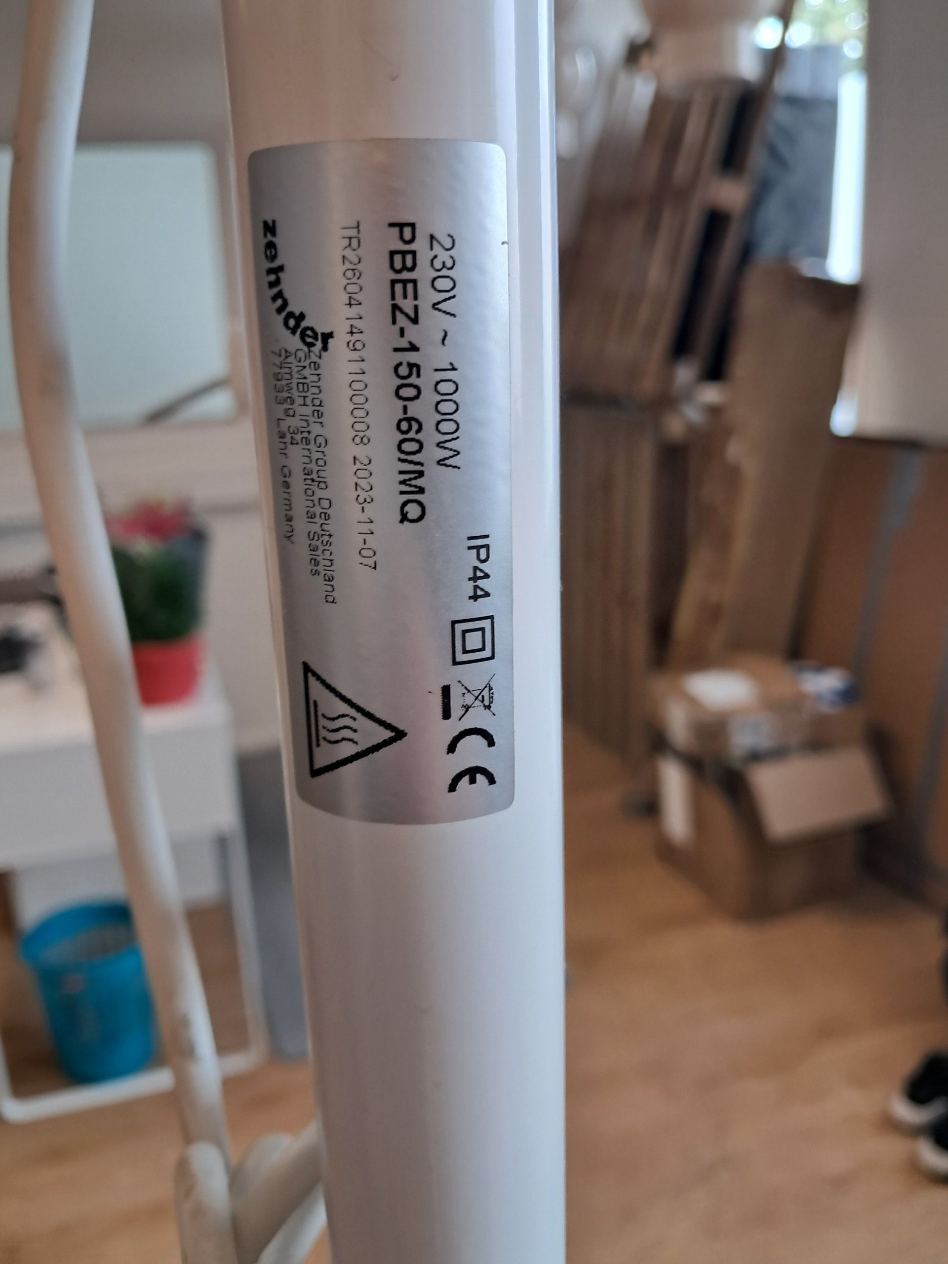 Te koop aangeboden: een krachtige elektrische handdoekradiator van het topmerk Zehnder (type: Musa Eco, 1000 Watt, RAL 9016). Ideaal voor de badkamer, werkt volledig op elektriciteit (stekkerklaar met ingebouwde thermostaat/besturing). ​Staat: Het is een retouritem met enkele l Lichte cosmetische gebruikssporen / krasjes aan de zijkant (zie foto's), maar technisch in uitstekende en werkende staat. ​Inclusief: Inclusief muurbevestiging en toebehoren zoals afgebeeld. ​Nieuwprijs: Ruim €450+ ​Alleen ophaalbaar wegens formaat en gewicht. image 4