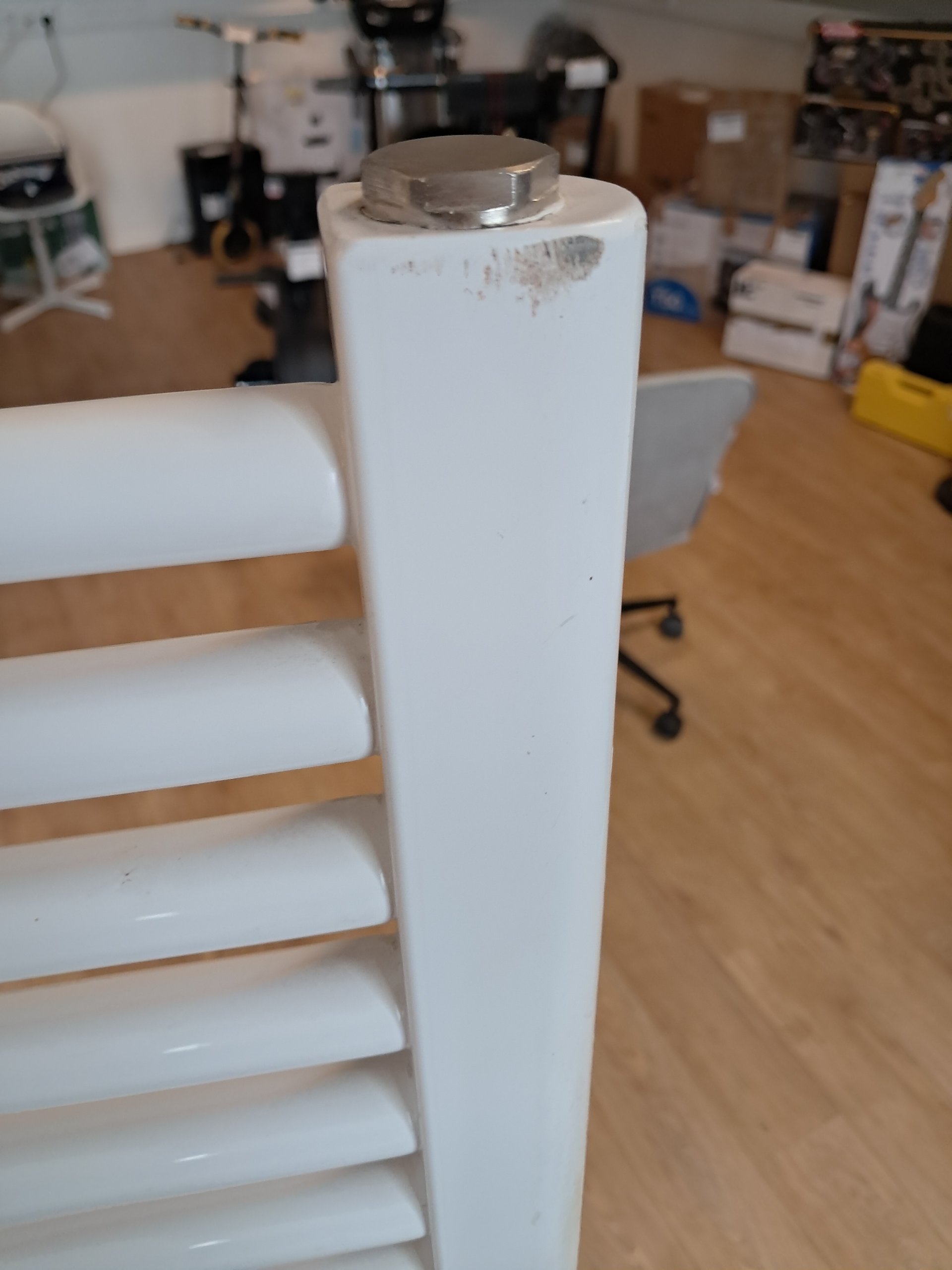 Te koop aangeboden: een krachtige elektrische handdoekradiator van het topmerk Zehnder (type: Musa Eco, 1000 Watt, RAL 9016). Ideaal voor de badkamer, werkt volledig op elektriciteit (stekkerklaar met ingebouwde thermostaat/besturing). ​Staat: Het is een retouritem met enkele l Lichte cosmetische gebruikssporen / krasjes aan de zijkant (zie foto's), maar technisch in uitstekende en werkende staat. ​Inclusief: Inclusief muurbevestiging en toebehoren zoals afgebeeld. ​Nieuwprijs: Ruim €450+ ​Alleen ophaalbaar wegens formaat en gewicht. image 5