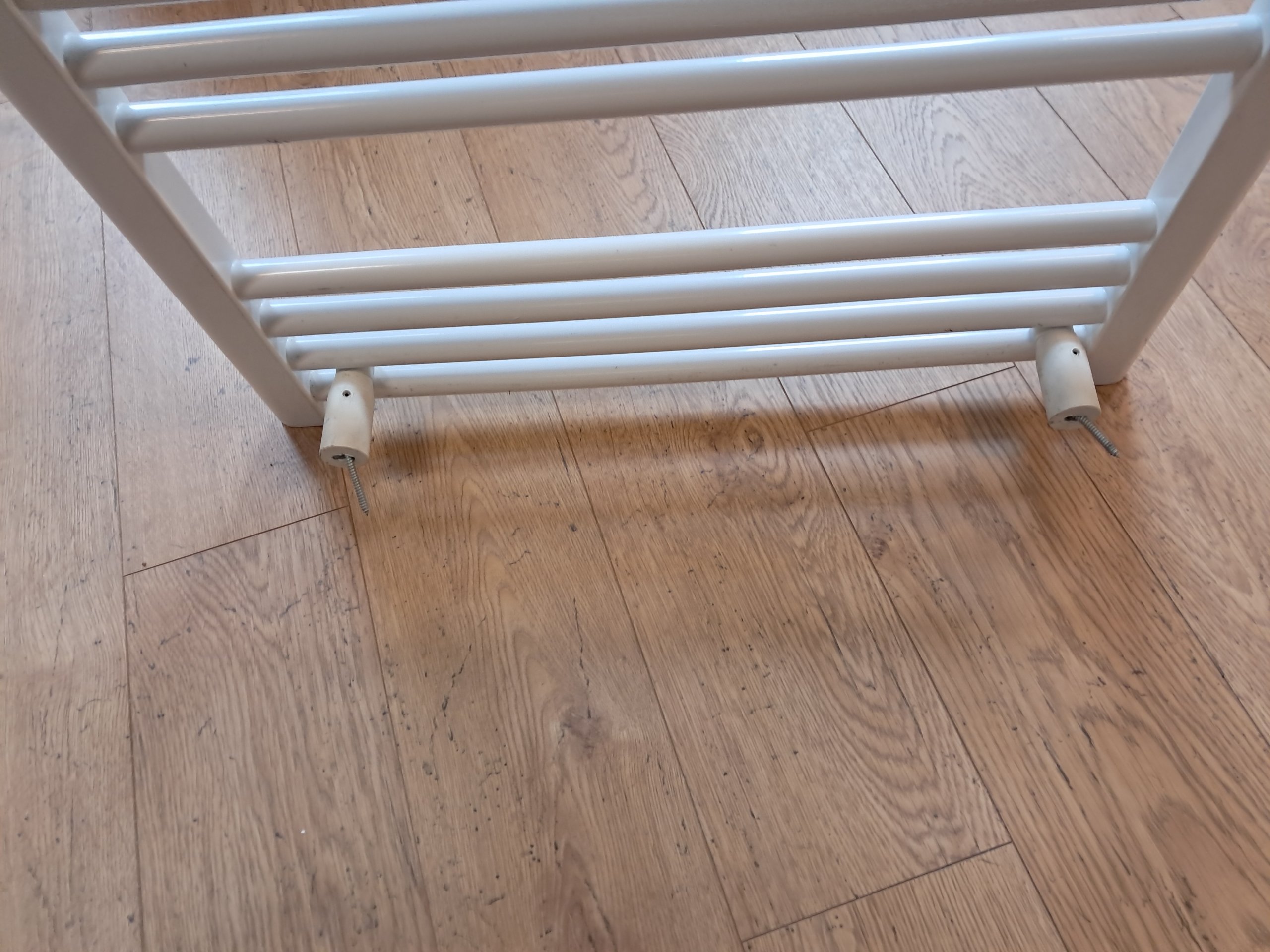 Te koop aangeboden: een krachtige elektrische handdoekradiator van het topmerk Zehnder (type: Musa Eco, 1000 Watt, RAL 9016). Ideaal voor de badkamer, werkt volledig op elektriciteit (stekkerklaar met ingebouwde thermostaat/besturing). ​Staat: Het is een retouritem met enkele l Lichte cosmetische gebruikssporen / krasjes aan de zijkant (zie foto's), maar technisch in uitstekende en werkende staat. ​Inclusief: Inclusief muurbevestiging en toebehoren zoals afgebeeld. ​Nieuwprijs: Ruim €450+ ​Alleen ophaalbaar wegens formaat en gewicht. image 7