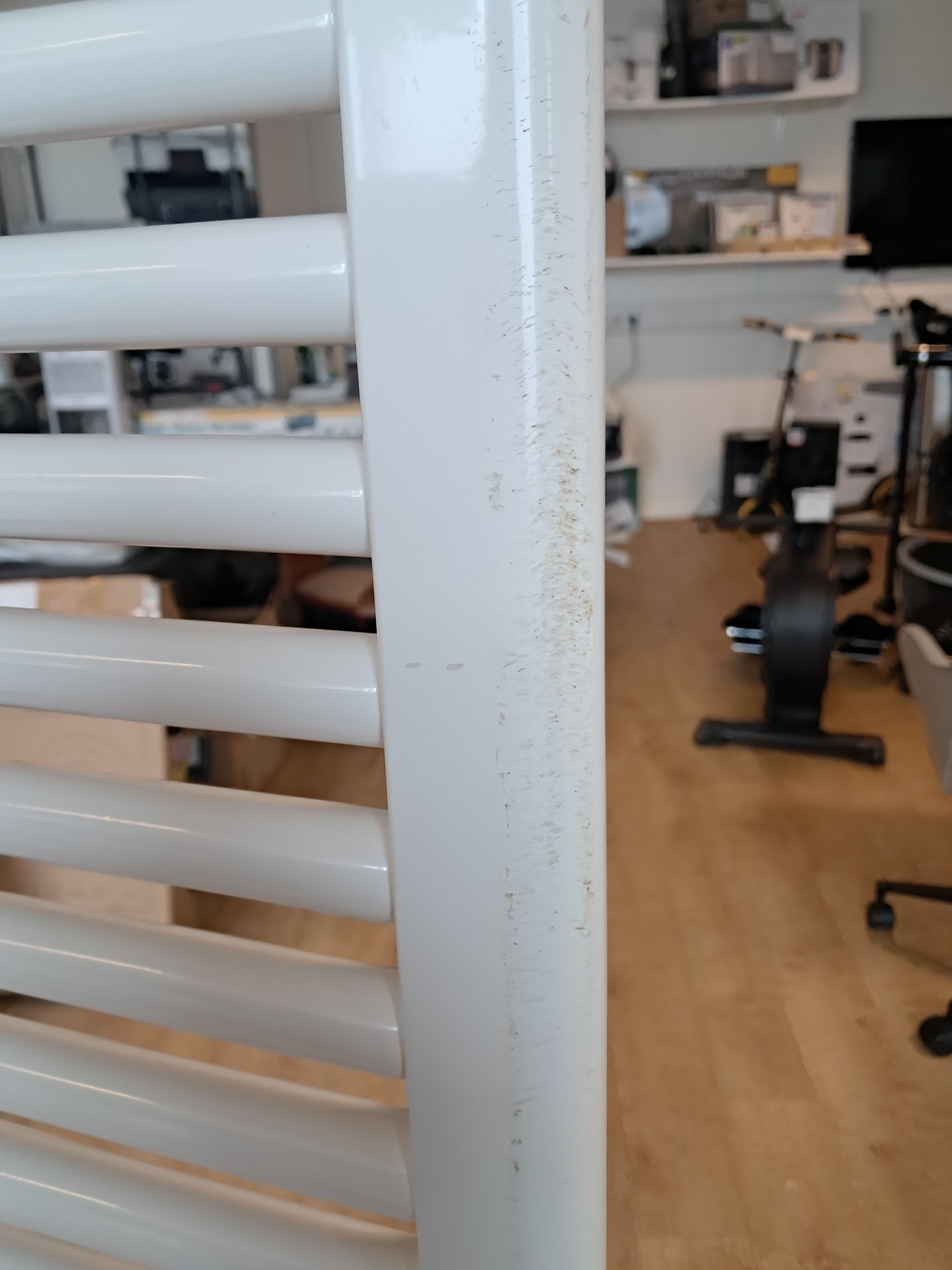 Te koop aangeboden: een krachtige elektrische handdoekradiator van het topmerk Zehnder (type: Musa Eco, 1000 Watt, RAL 9016). Ideaal voor de badkamer, werkt volledig op elektriciteit (stekkerklaar met ingebouwde thermostaat/besturing). ​Staat: Het is een retouritem met enkele l Lichte cosmetische gebruikssporen / krasjes aan de zijkant (zie foto's), maar technisch in uitstekende en werkende staat. ​Inclusief: Inclusief muurbevestiging en toebehoren zoals afgebeeld. ​Nieuwprijs: Ruim €450+ ​Alleen ophaalbaar wegens formaat en gewicht. image 8
