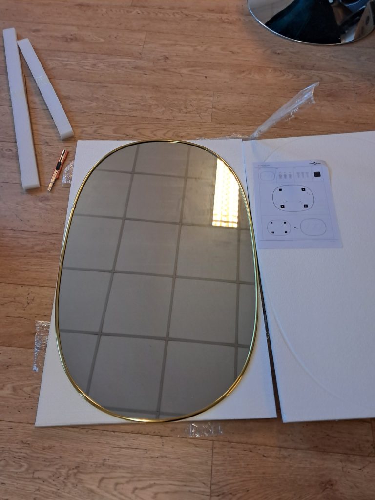 Grote ovale wandspiegel 85 cm met gouden rand