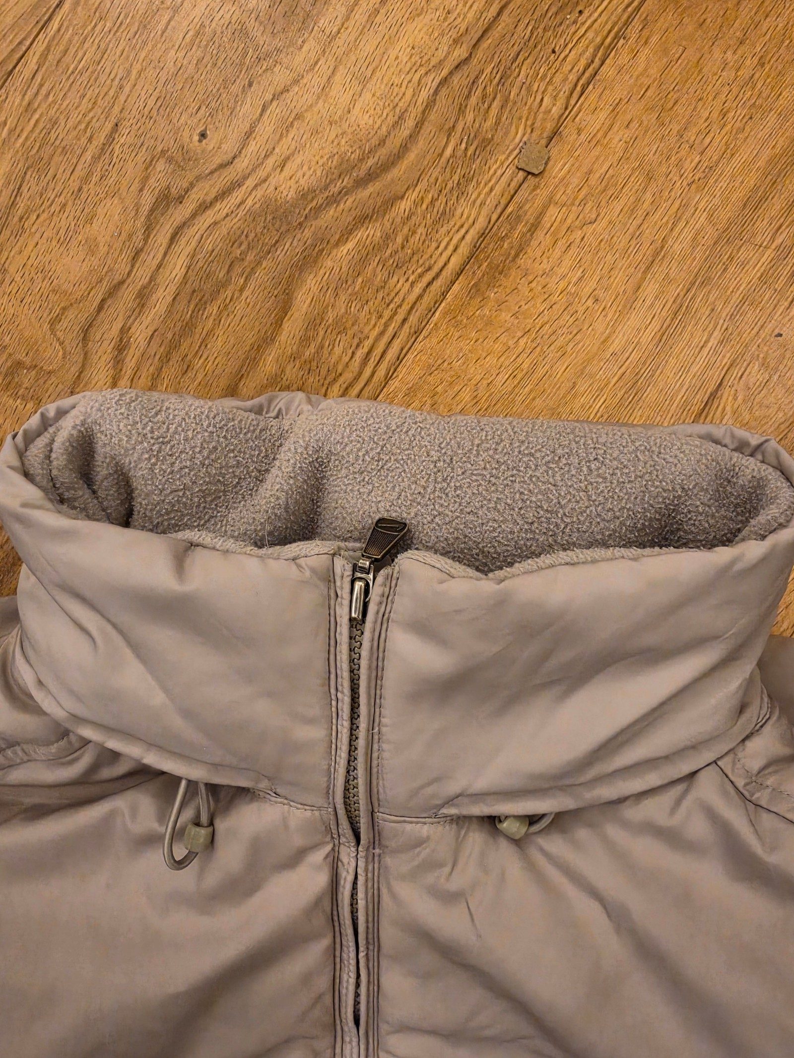Vintage Nike Beige Hooded Insulated Puffer Gilet. image 3