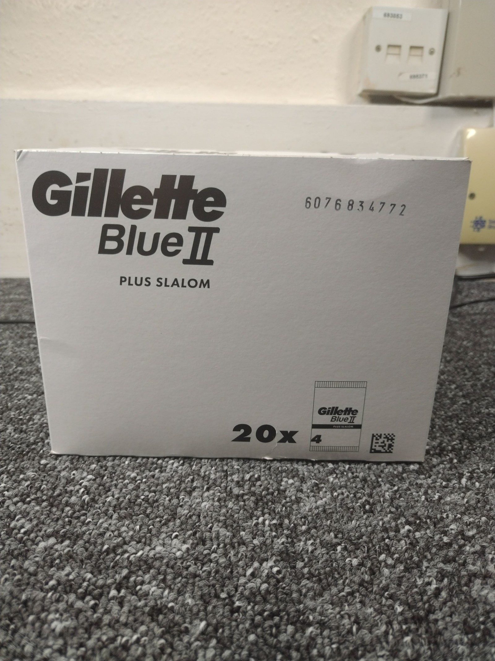 Gillette Blue II Plus Slalom Disposable Razors Pack 20x4 Blue image 2