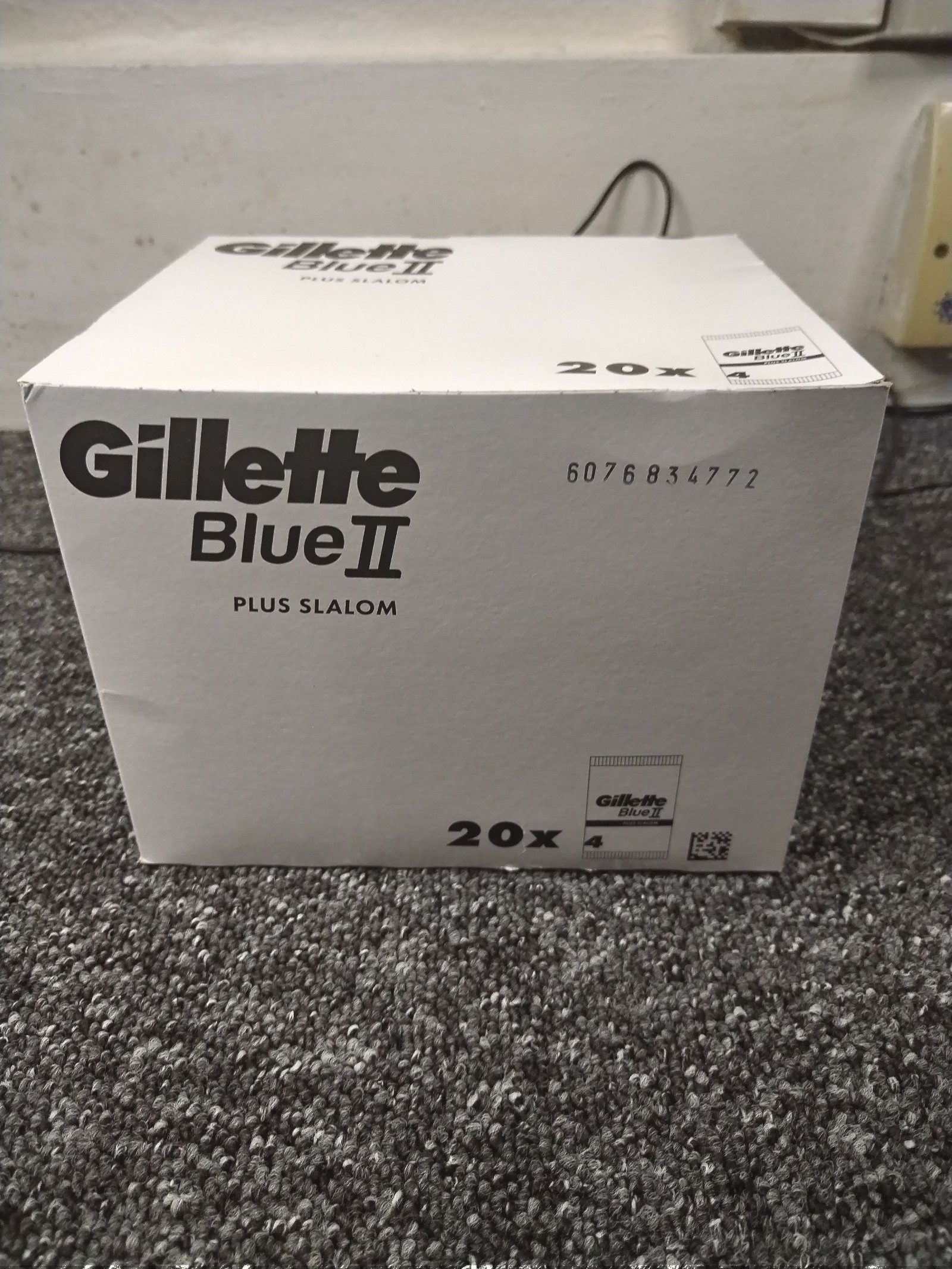 Gillette Blue II Plus Slalom Disposable Razors Pack 20x4 Blue image 3