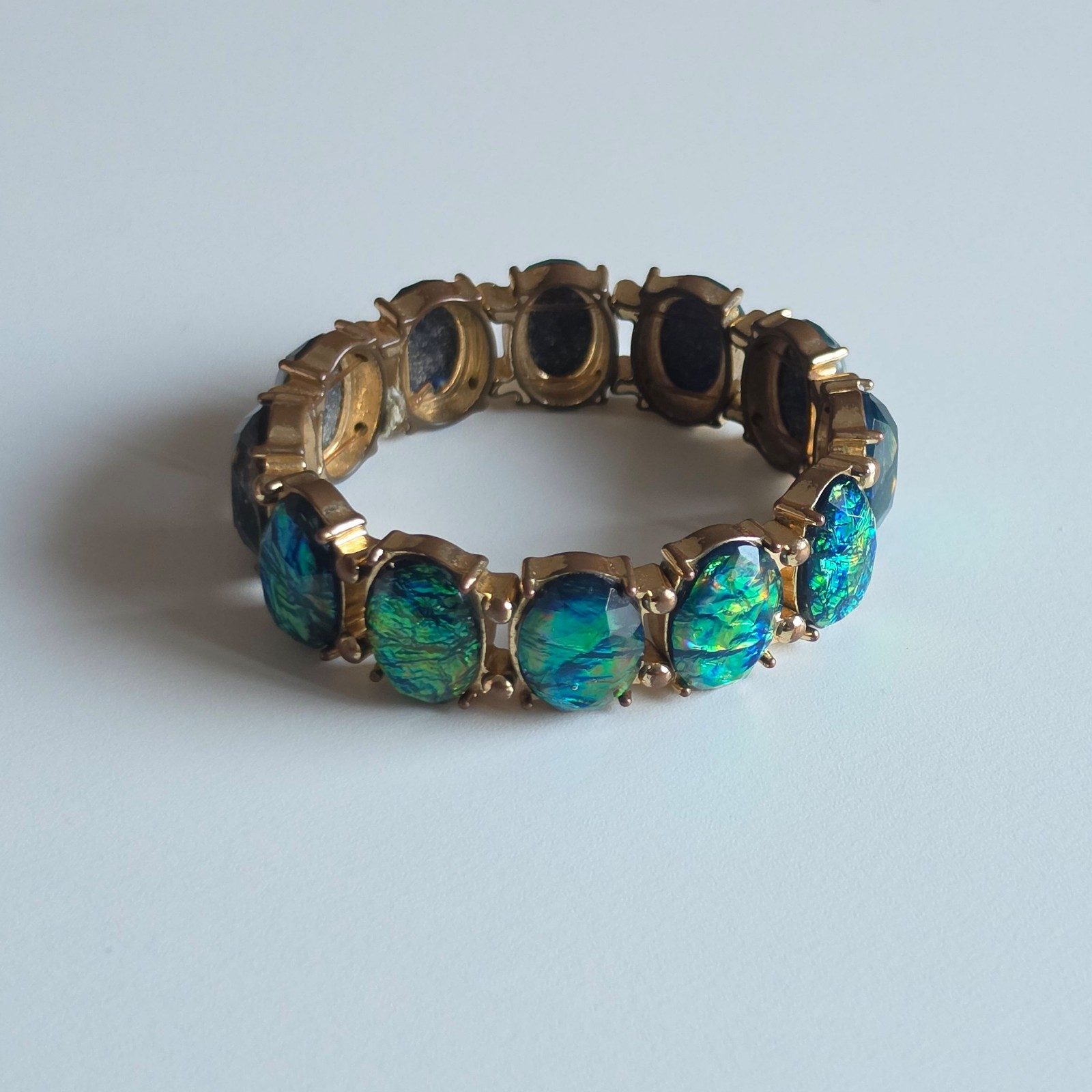 Green Iridescent Oval Stone Stretch Bracelet Gold Tone.b9