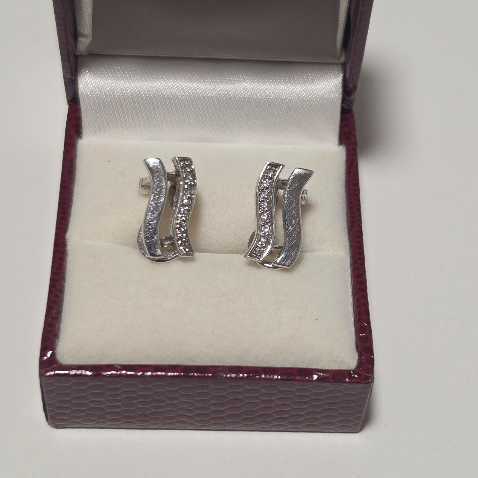 926 sterling Silver Tone Sparkling Rhinestone Earrings.b8