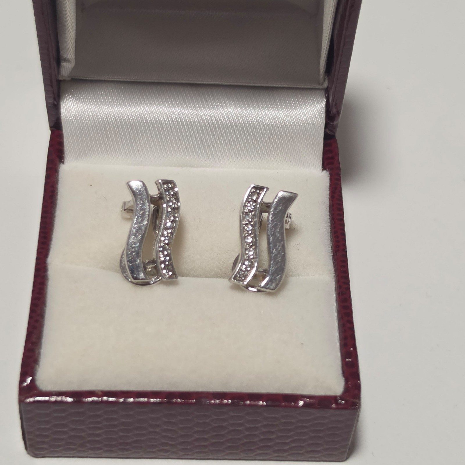 926 sterling Silver Tone Sparkling Rhinestone Earrings.b8 image 2