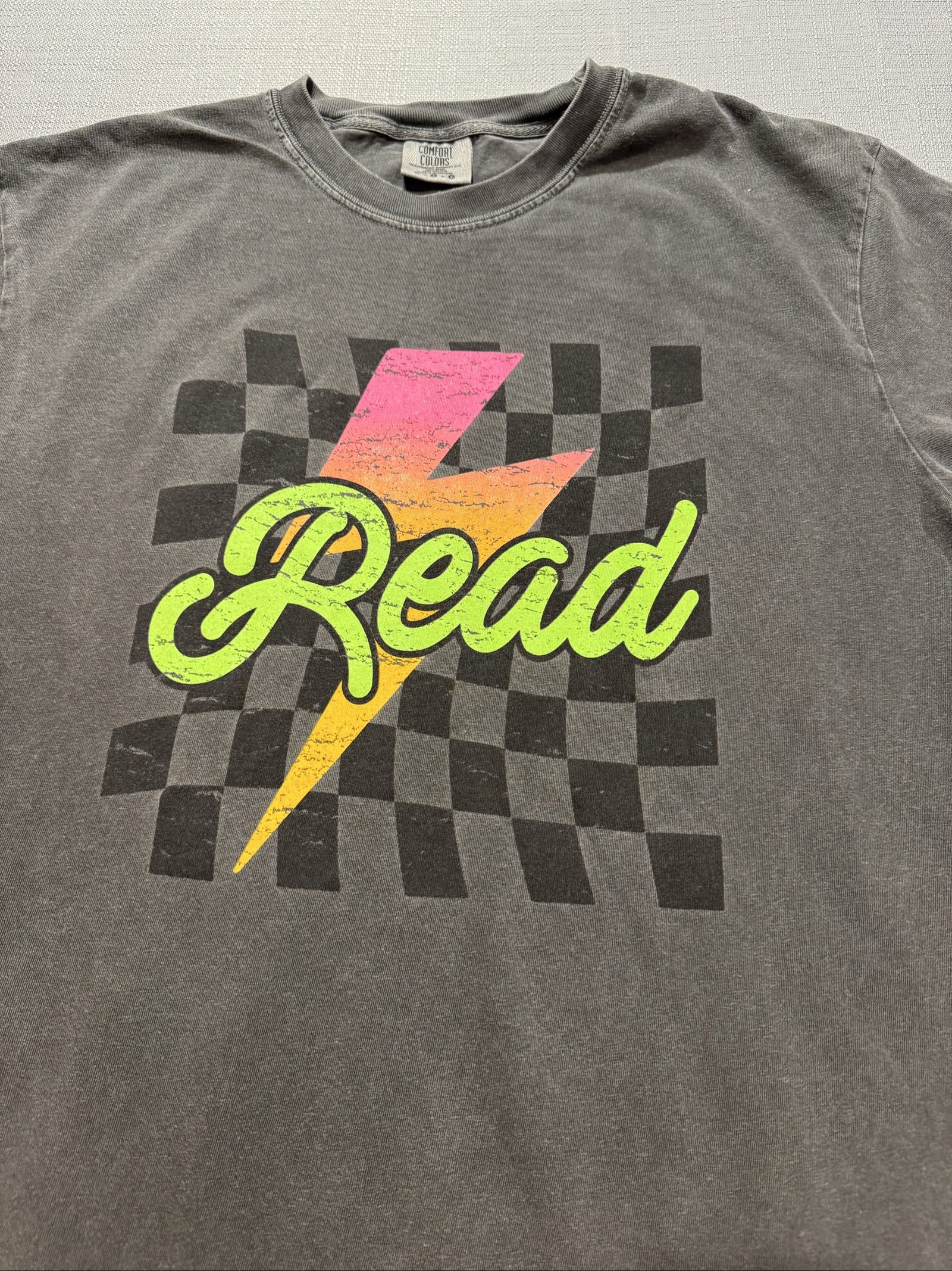 Men’s Comfort Colors Read Checkered Graphic T-Shirt – Charcoal Gray – Large image 2