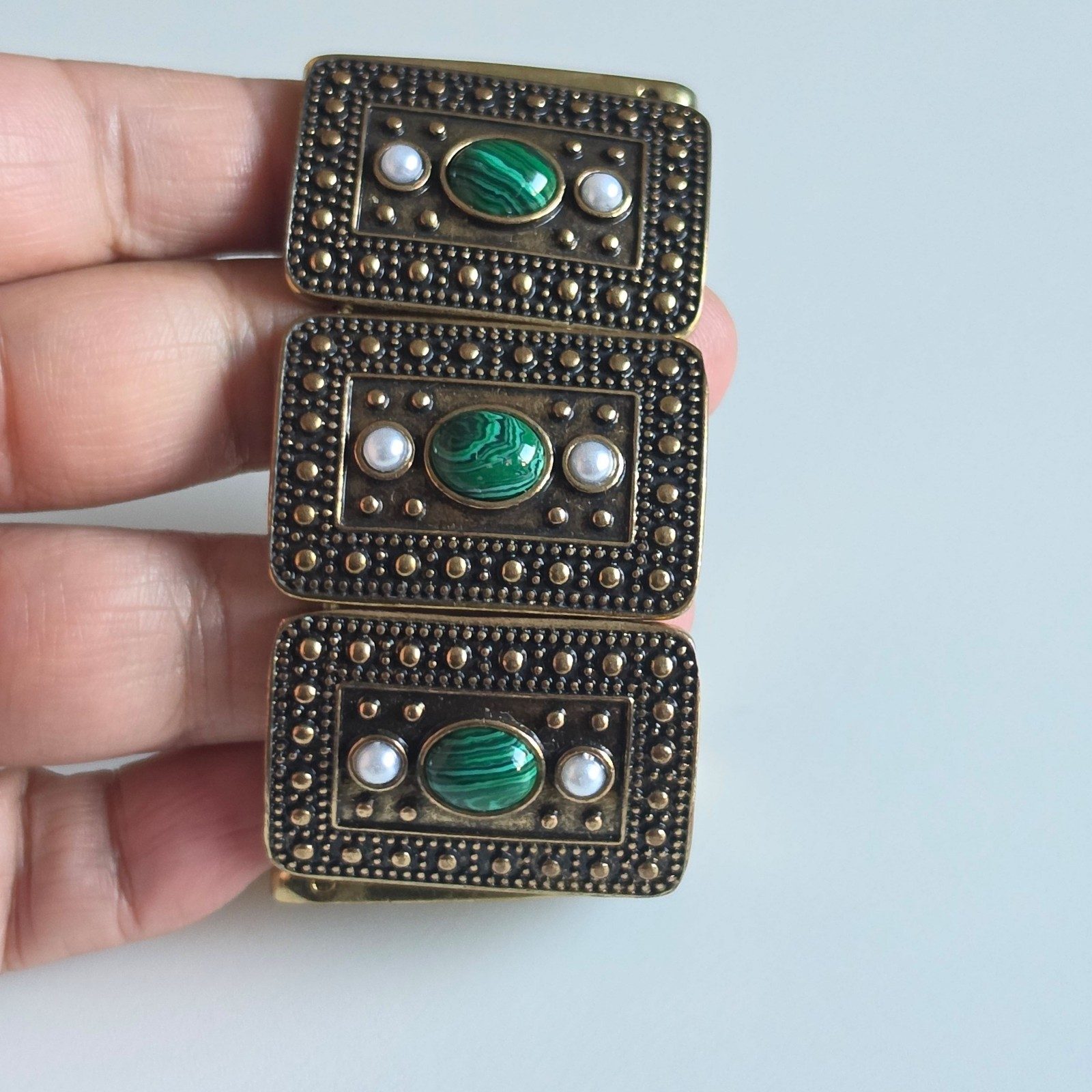 Beautiful Green & White Stone Rectangular Link Stretch Bracelet. B9