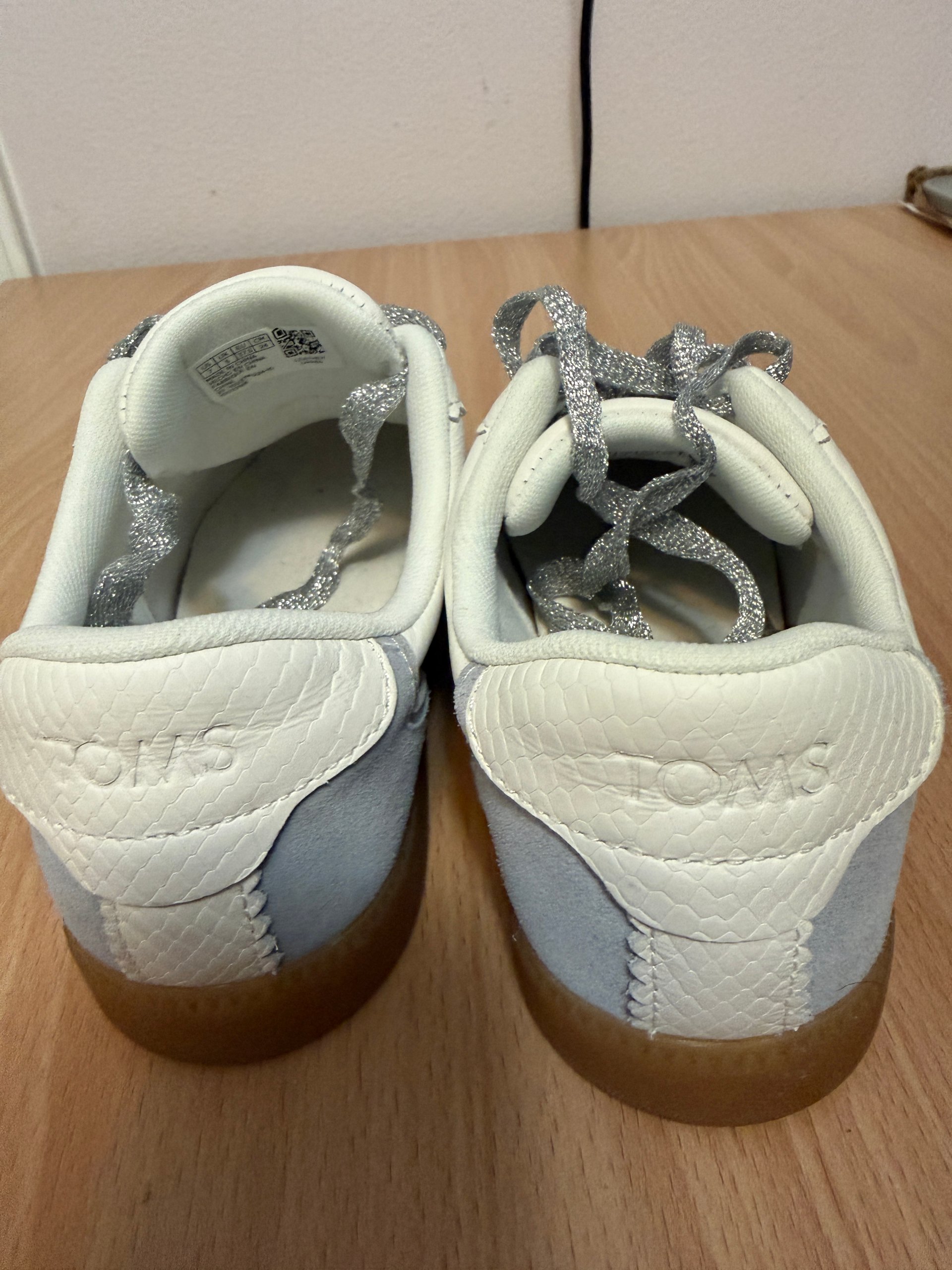 TOMS - Women's White Leather Sneakers - Size 7 image 4
