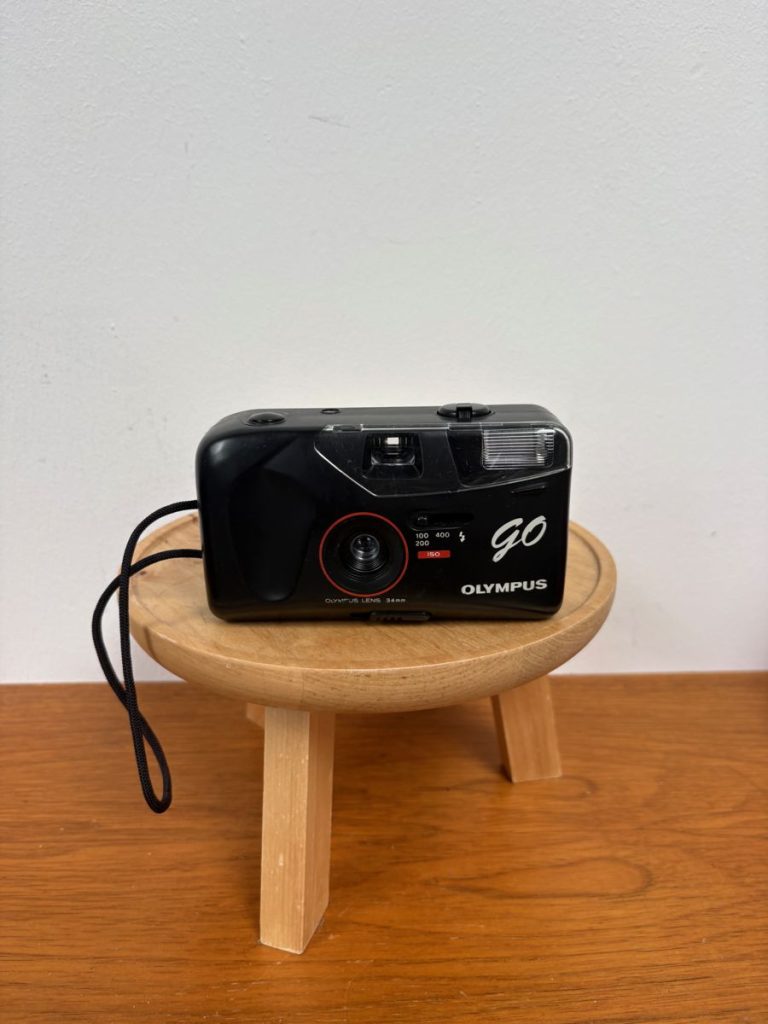 Olympus GO 35mm Kompaktkamera Fixfokus schwarz 90er Point and Shoot Blitz