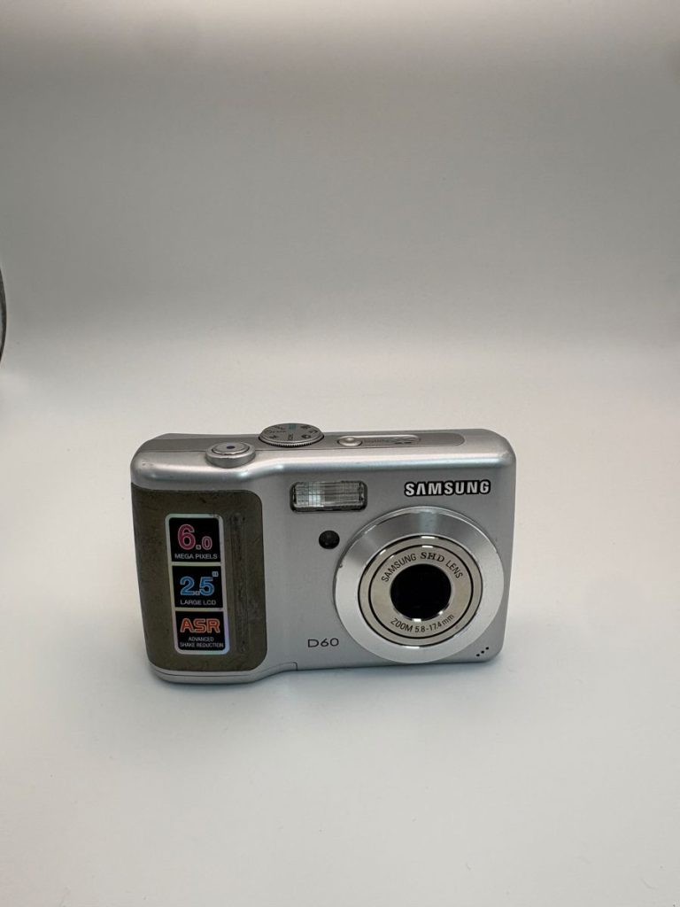 Samsung D60 Digitalkamera 6MP 3x Zoom 2.5 Zoll silber 2007 Y2K Digicam
