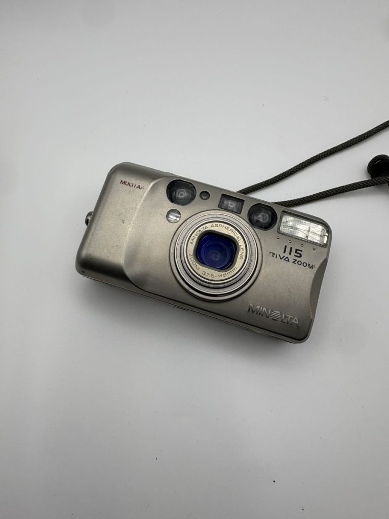 Minolta Riva Zoom 115 35mm Kompaktkamera 38–115mm Autofokus silber 90er
