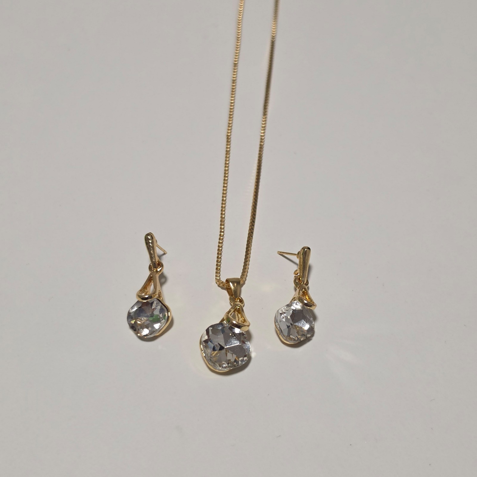 Costume Gold Tone Clear Crystal Pendant Necklace & Earrings Set.b9 image 2