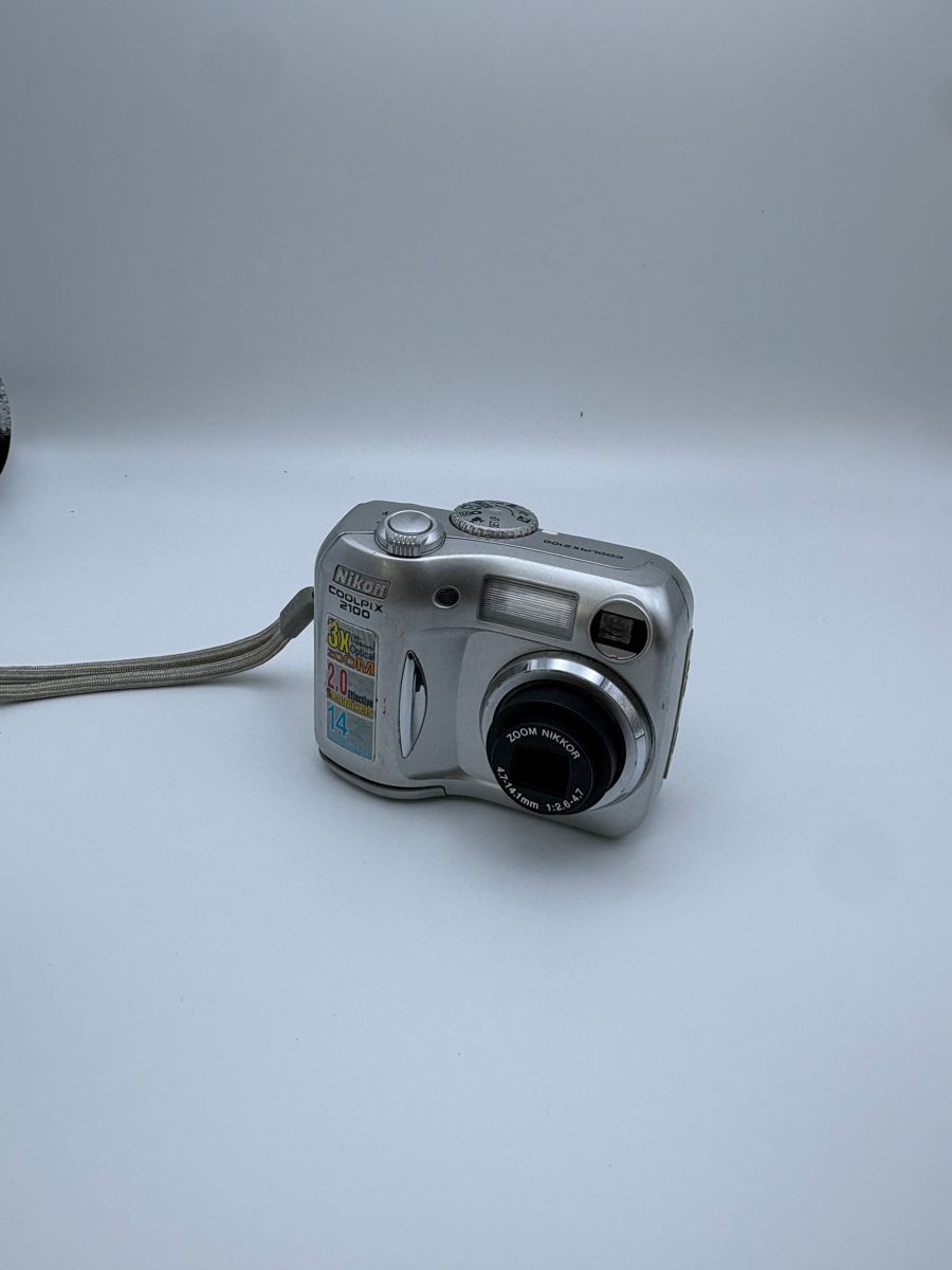 Nikon Coolpix 2100 Digitalkamera 2MP 3x Zoom Nikkor silber 2003 Y2K Digicam