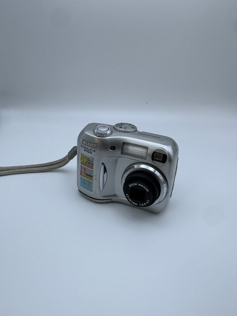 Nikon Coolpix 2100 Digitalkamera 2MP 3x Zoom Nikkor silber 2003 Y2K Digicam image 2