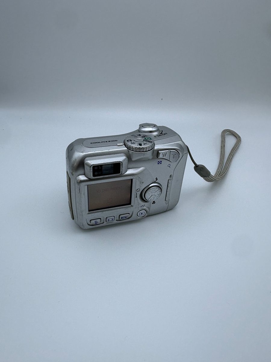 Nikon Coolpix 2100 Digitalkamera 2MP 3x Zoom Nikkor silber 2003 Y2K Digicam image 3