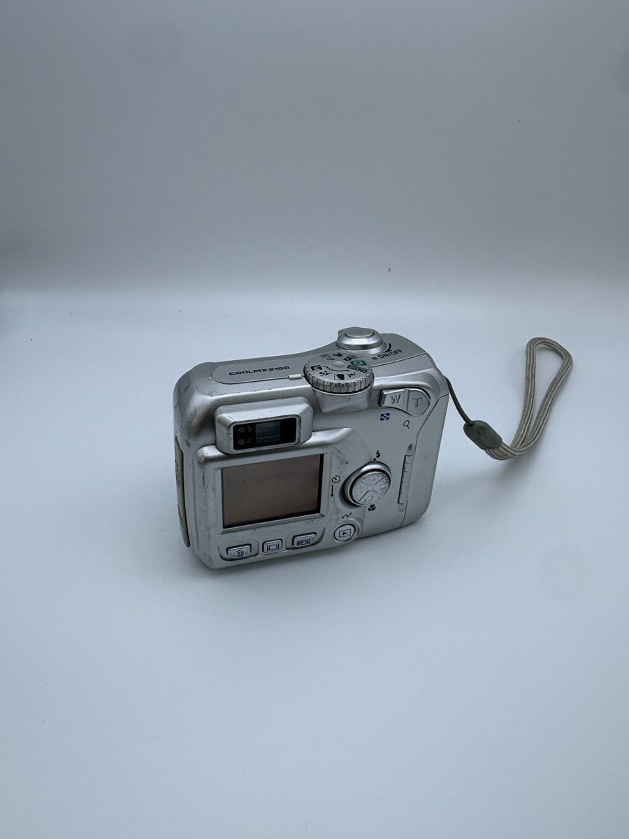 Nikon Coolpix 2100 Digitalkamera 2MP 3x Zoom Nikkor silber 2003 Y2K Digicam image 4