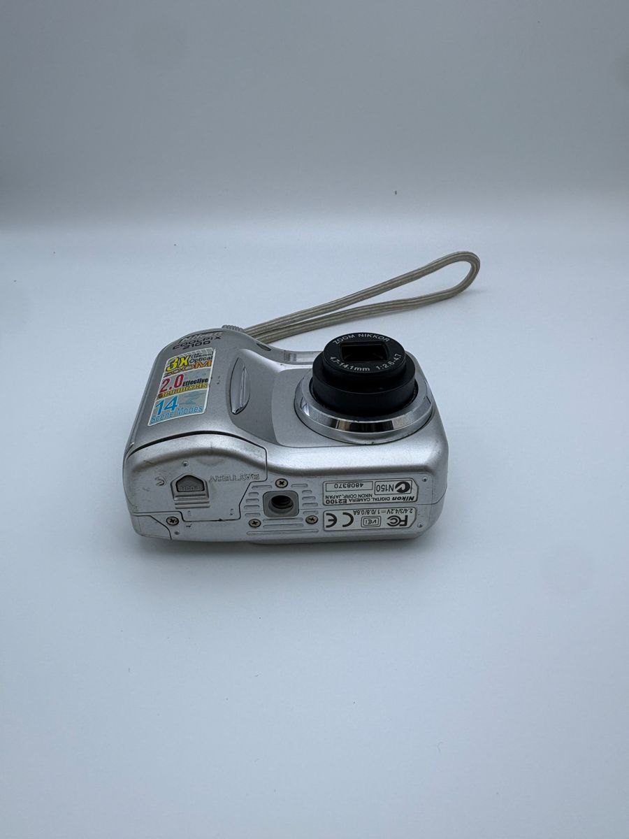 Nikon Coolpix 2100 Digitalkamera 2MP 3x Zoom Nikkor silber 2003 Y2K Digicam image 6
