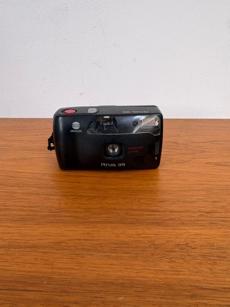 Minolta Riva 35 35mm Kompaktkamera Fixfokus DX Auto schwarz 90er Point and Shoot