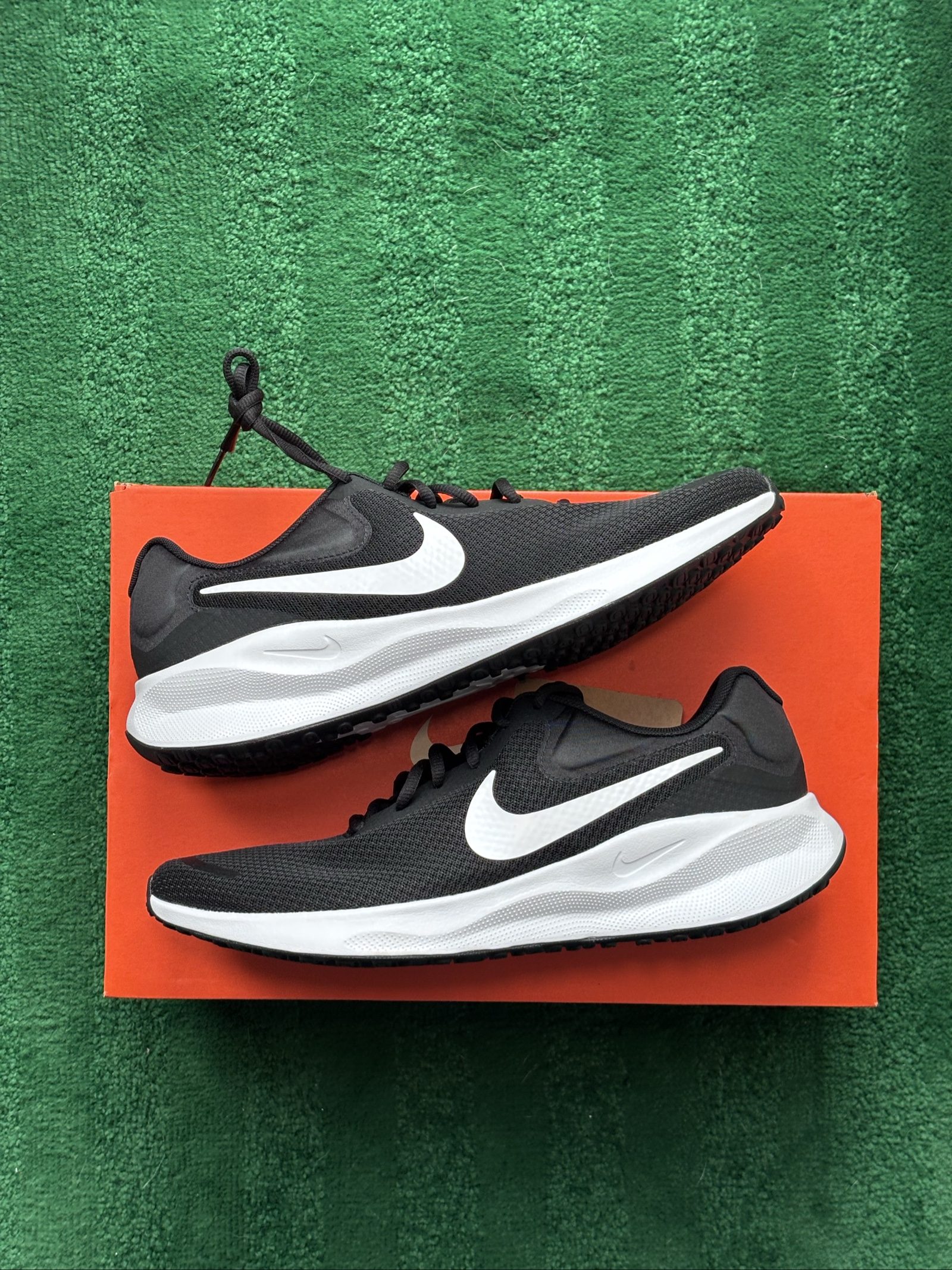 UK 9 Nike Revolution 7 | Black White FB2207-001 | New