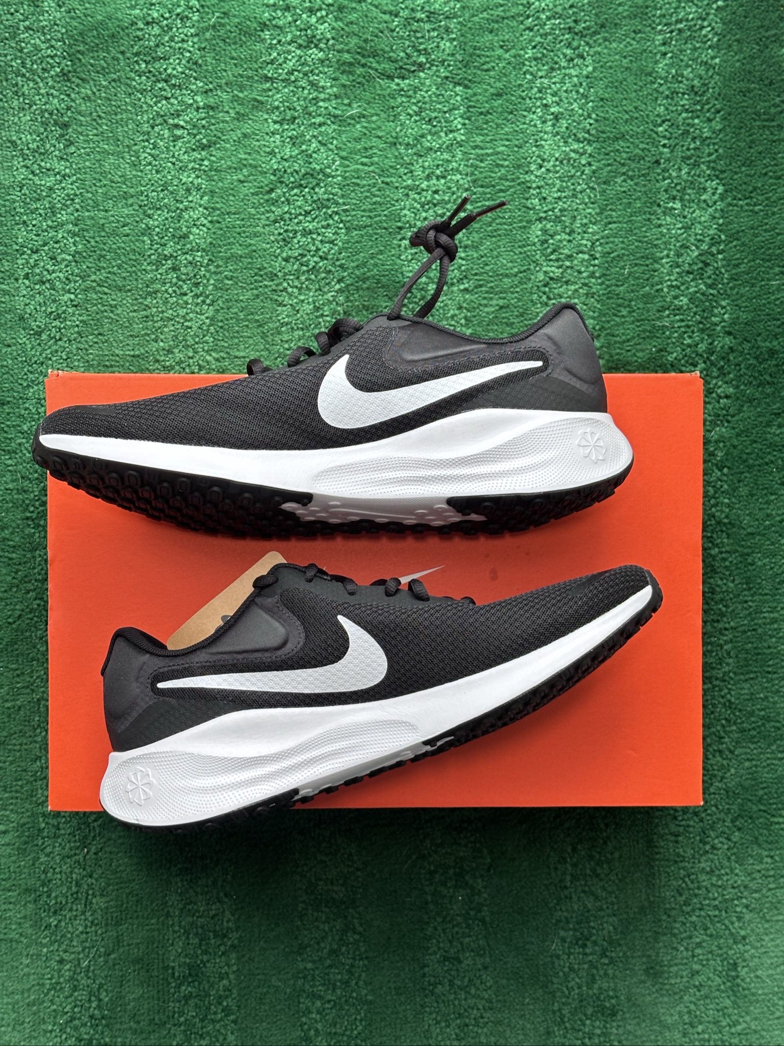 UK 9 Nike Revolution 7 | Black White FB2207-001 | New image 2