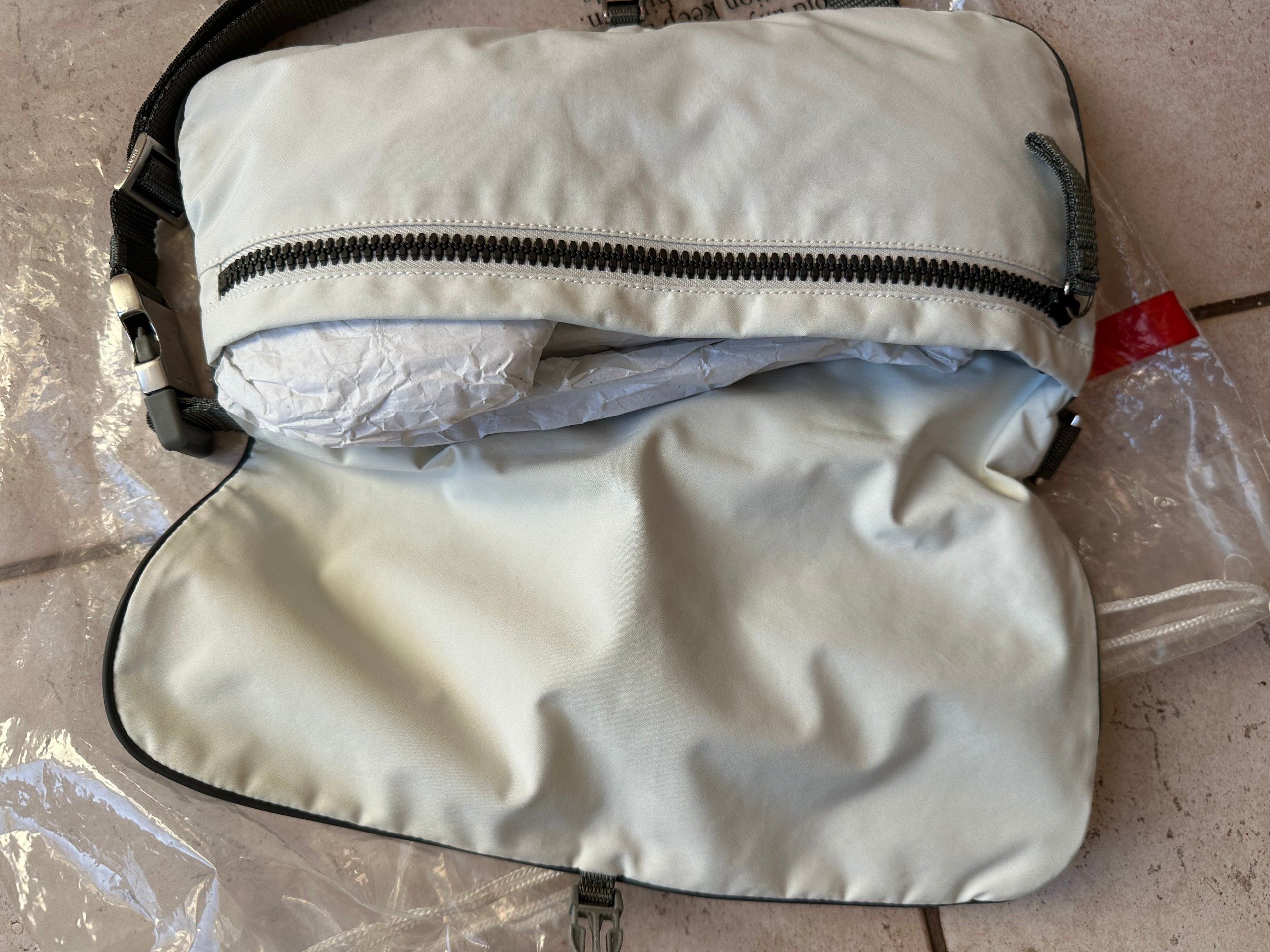 Sac Prada Sport Linea Rossa Messenger Nylon Crème Archive Deadstock Rare image 4
