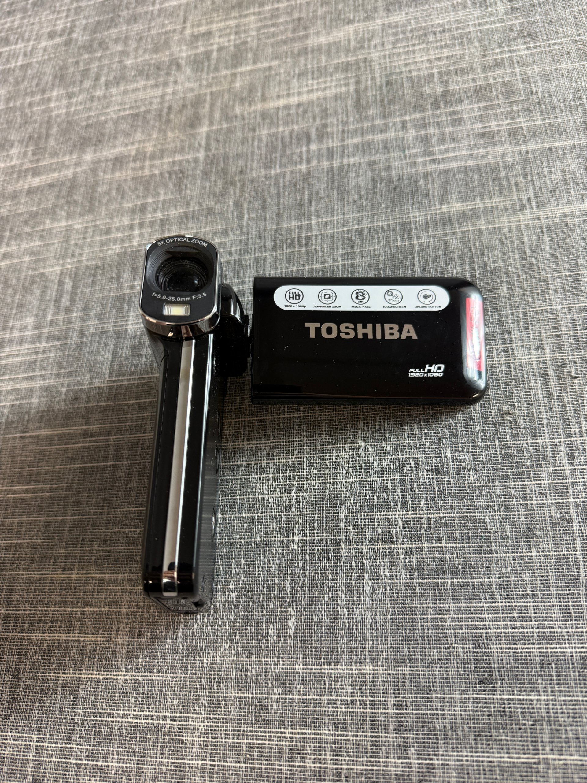 Toshiba Black Camileo P100 HD Camcorder 8x Advanced Zoom image 5