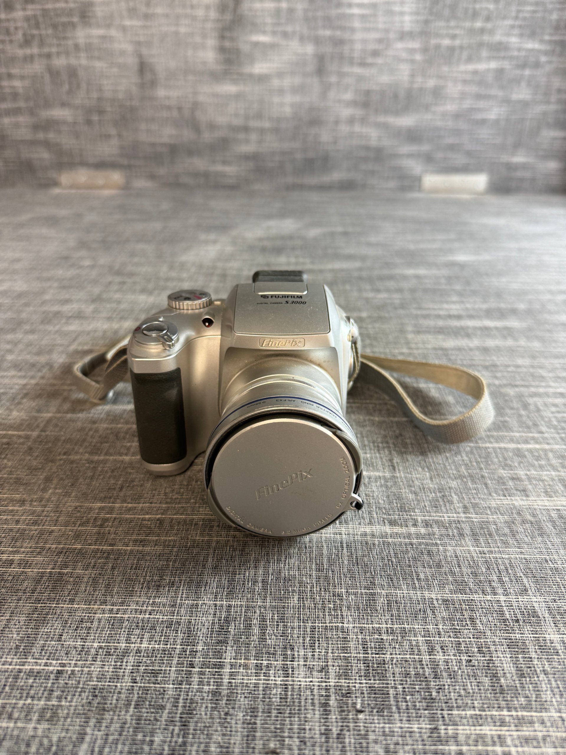 Fujifilm FinePix S3000 Digital Camera 3.2MP 6x Zoom Camera (A121)