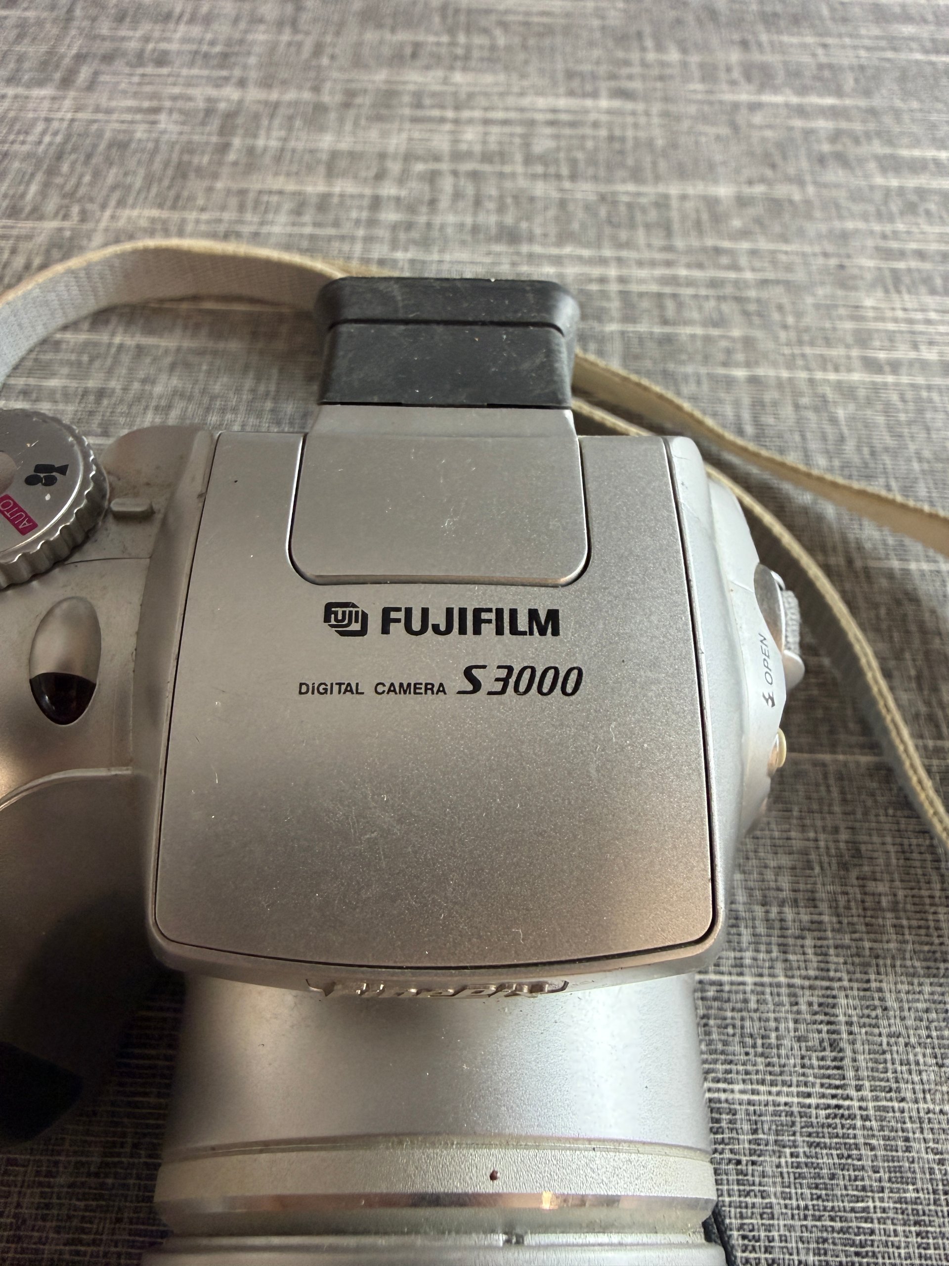 Fujifilm FinePix S3000 Digital Camera 3.2MP 6x Zoom Camera (A121) image 3