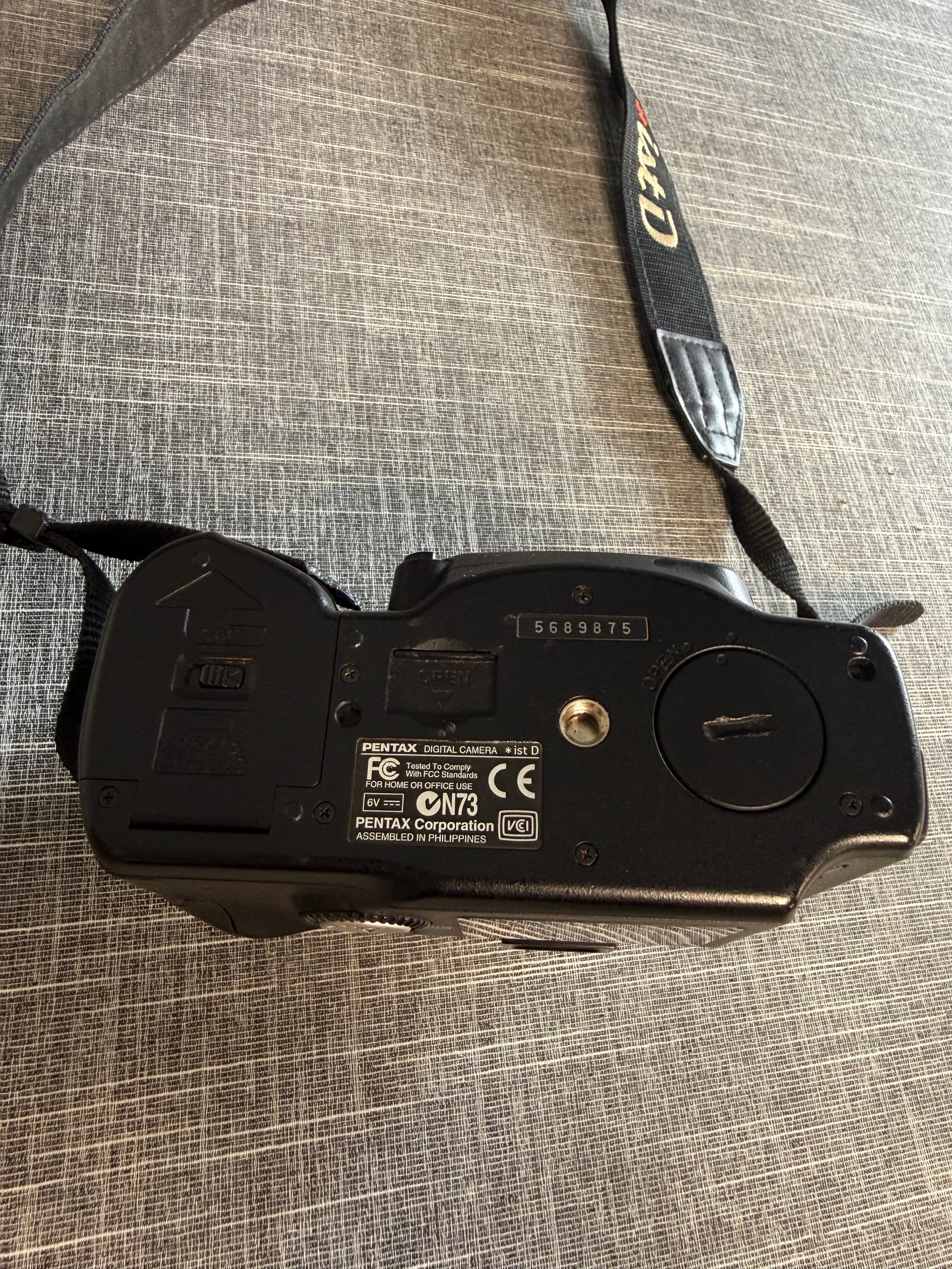 Pentax istD Digital SLR Camera Black Body Only image 7