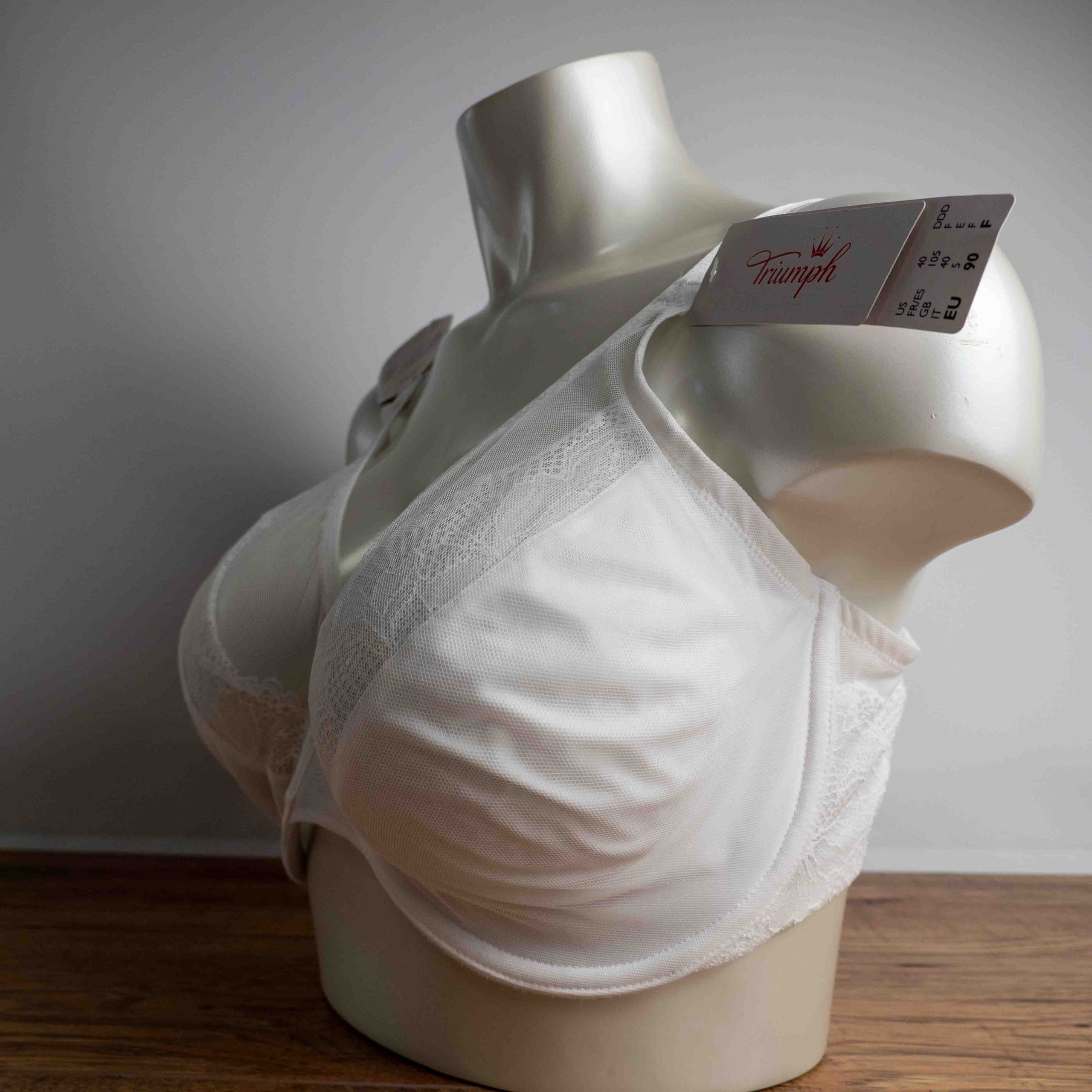 Triumph 40E White Lace Soft Cup Bra NWT image 2
