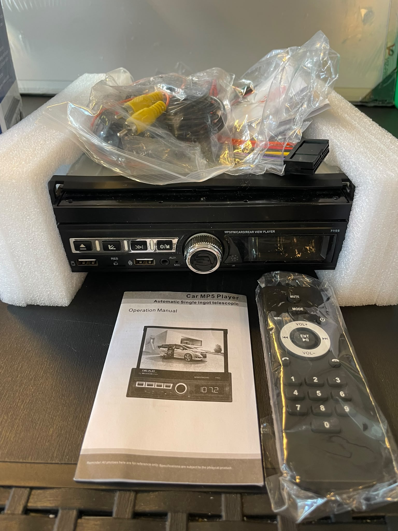 Gloednieuwe 1-DIN Autoradio met 7 inch Inklapbaar Touchscreen & Achteruitrijcamera!